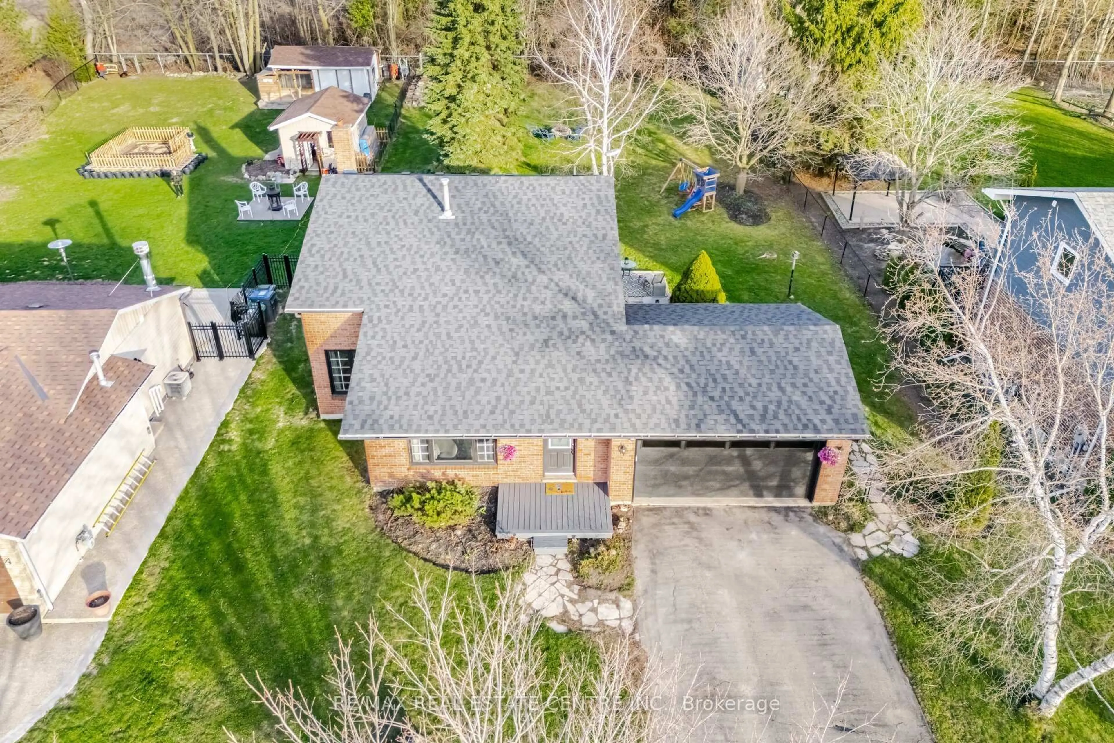 A pic from outside/outdoor area/front of a property/back of a property/a pic from drone, street for 49 Mcclellan Rd, Caledon Ontario L7K 0C8