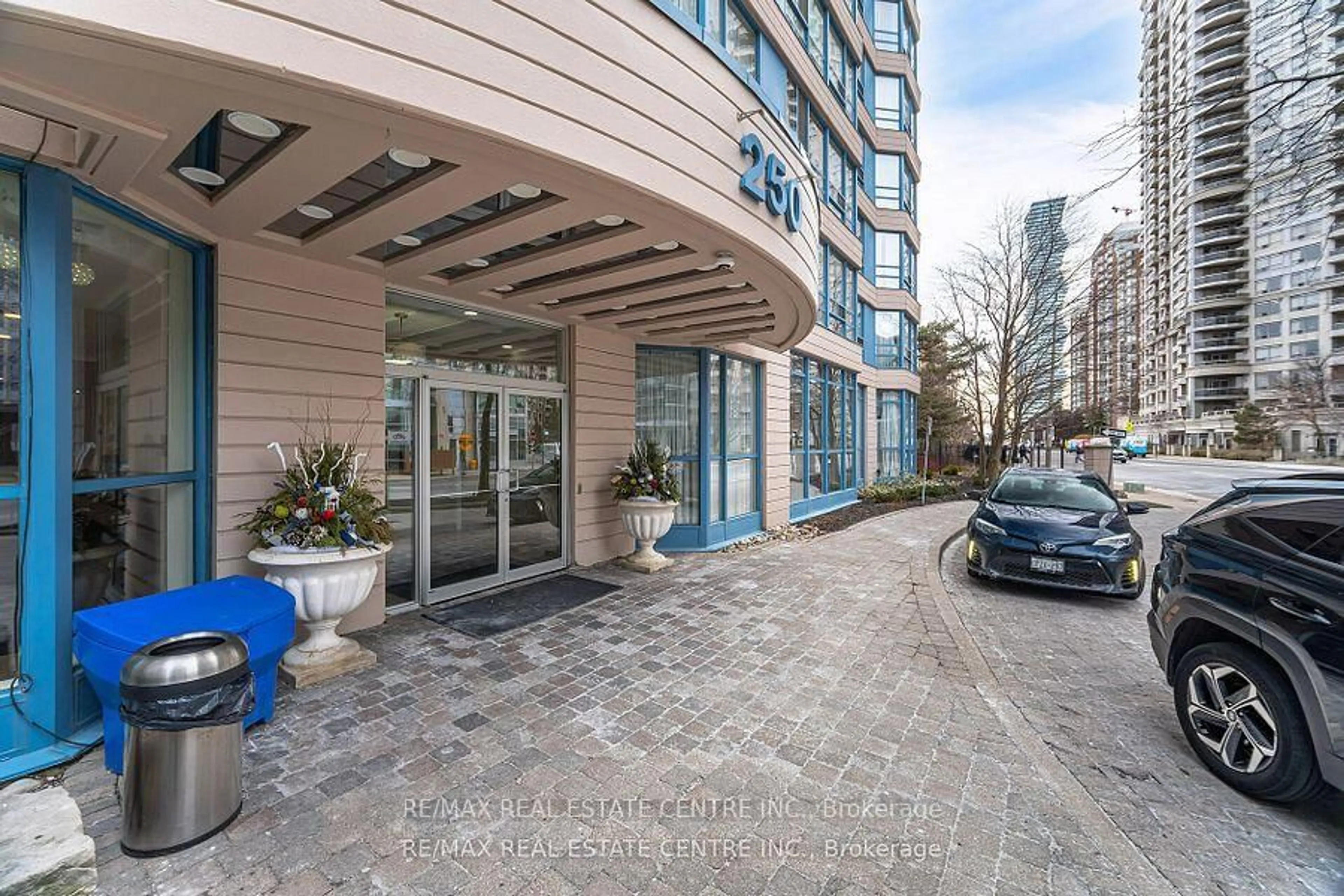 Indoor foyer for 250 Webb Dr #412, Mississauga Ontario L5B 3Z4