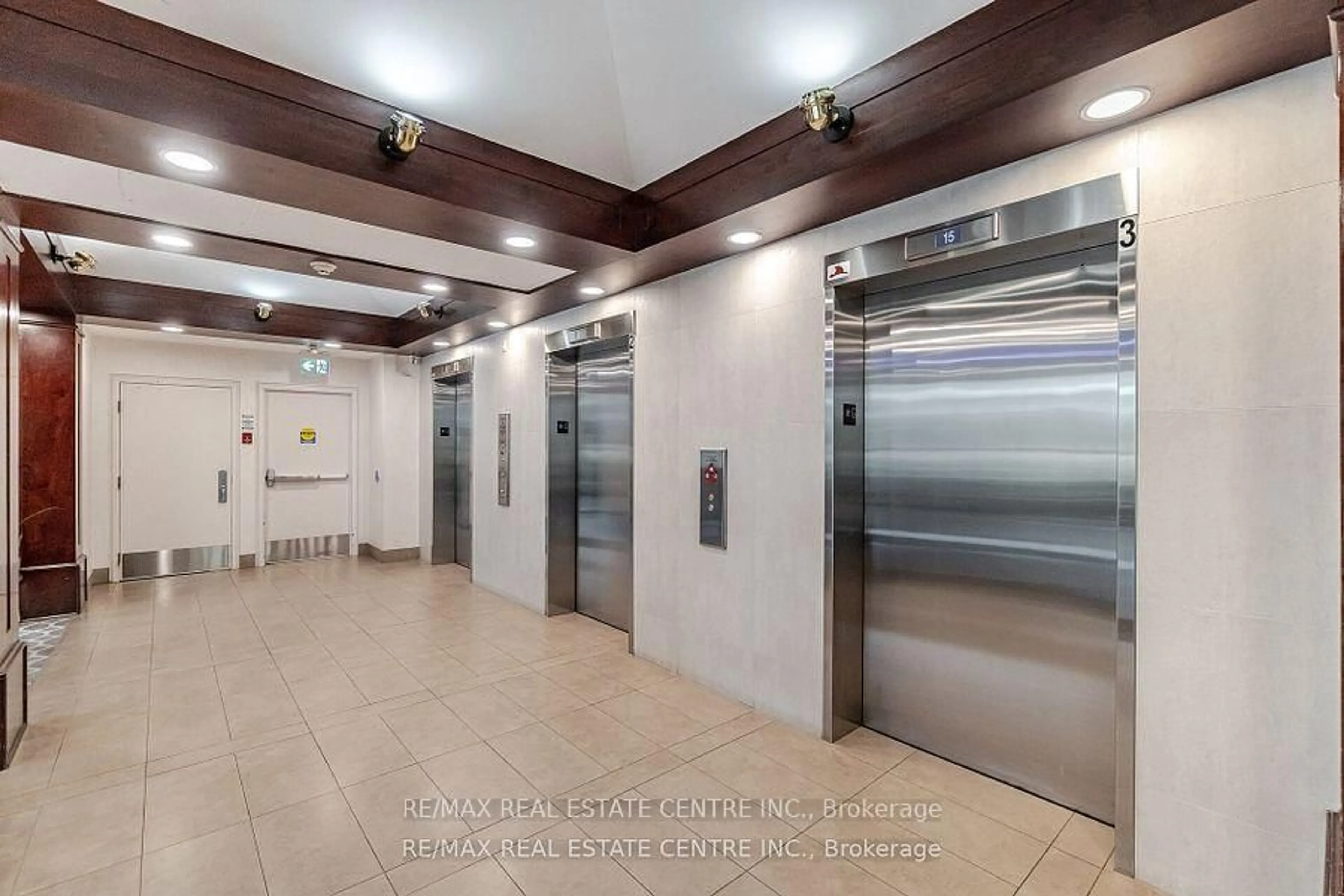 Indoor foyer for 250 Webb Dr #412, Mississauga Ontario L5B 3Z4