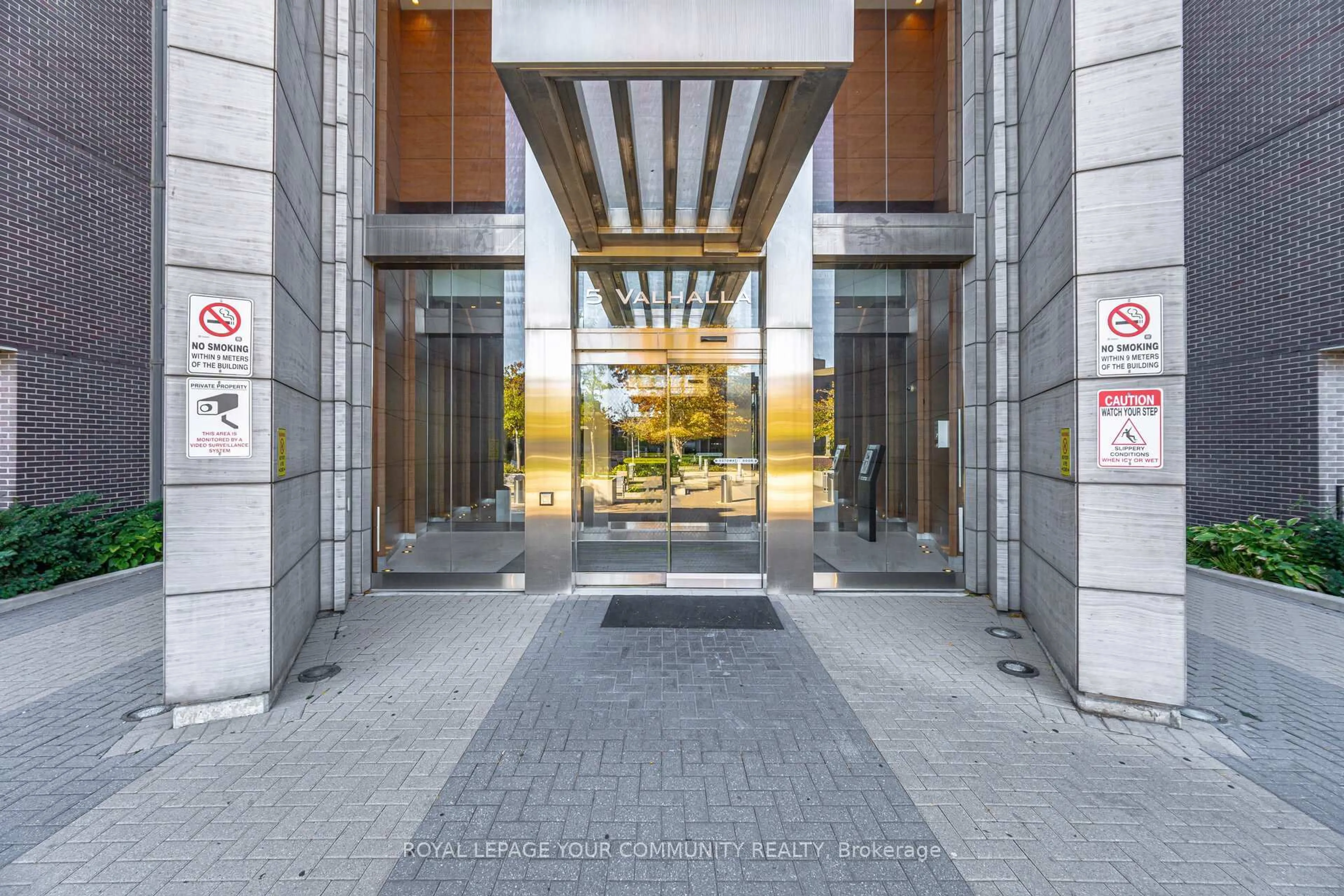 Indoor foyer for 5 Valhalla Inn Rd #1204, Toronto Ontario M9B 0B1