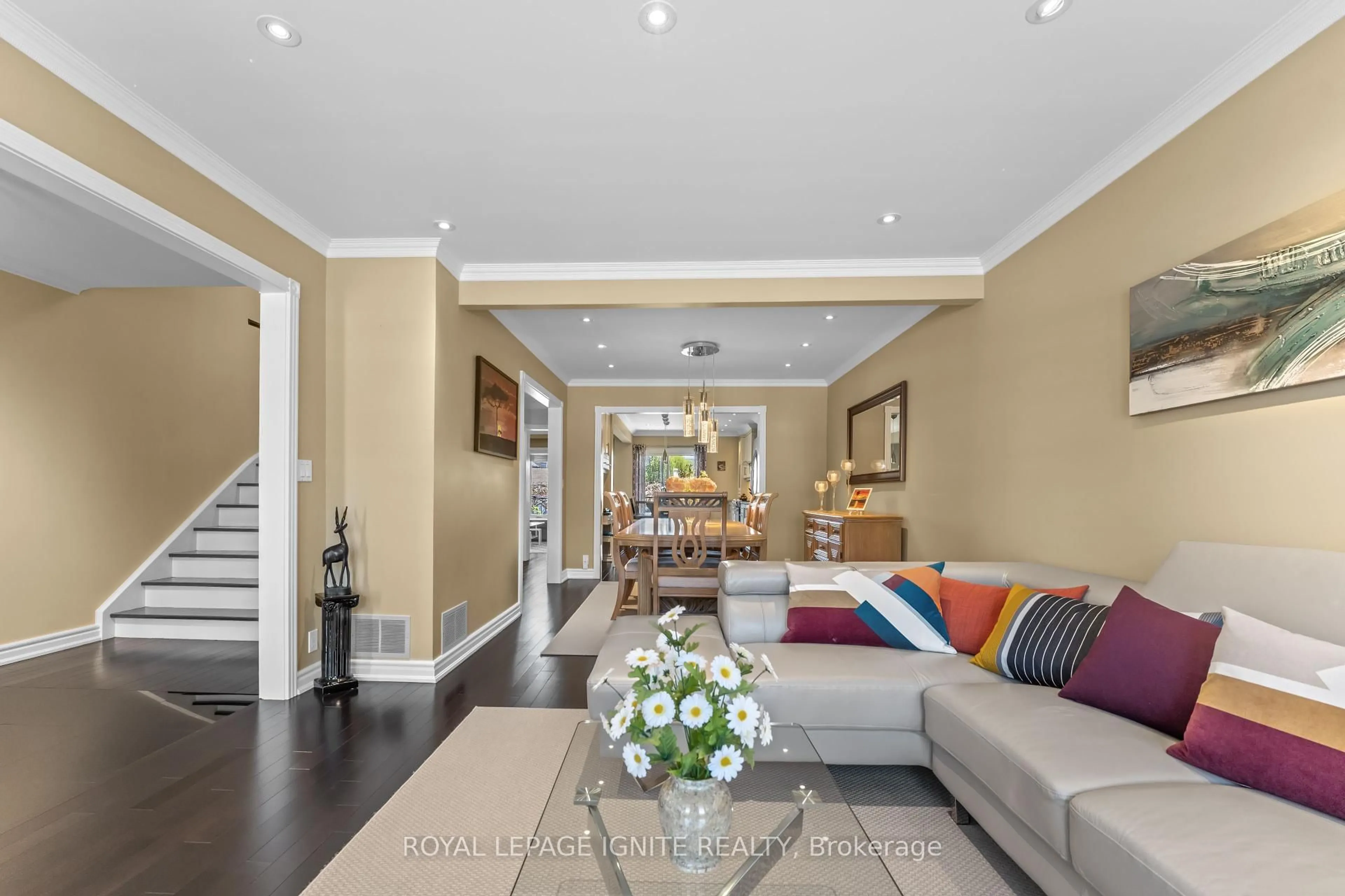 Indoor foyer for 59 Shanly St, Toronto Ontario M6H 1S4