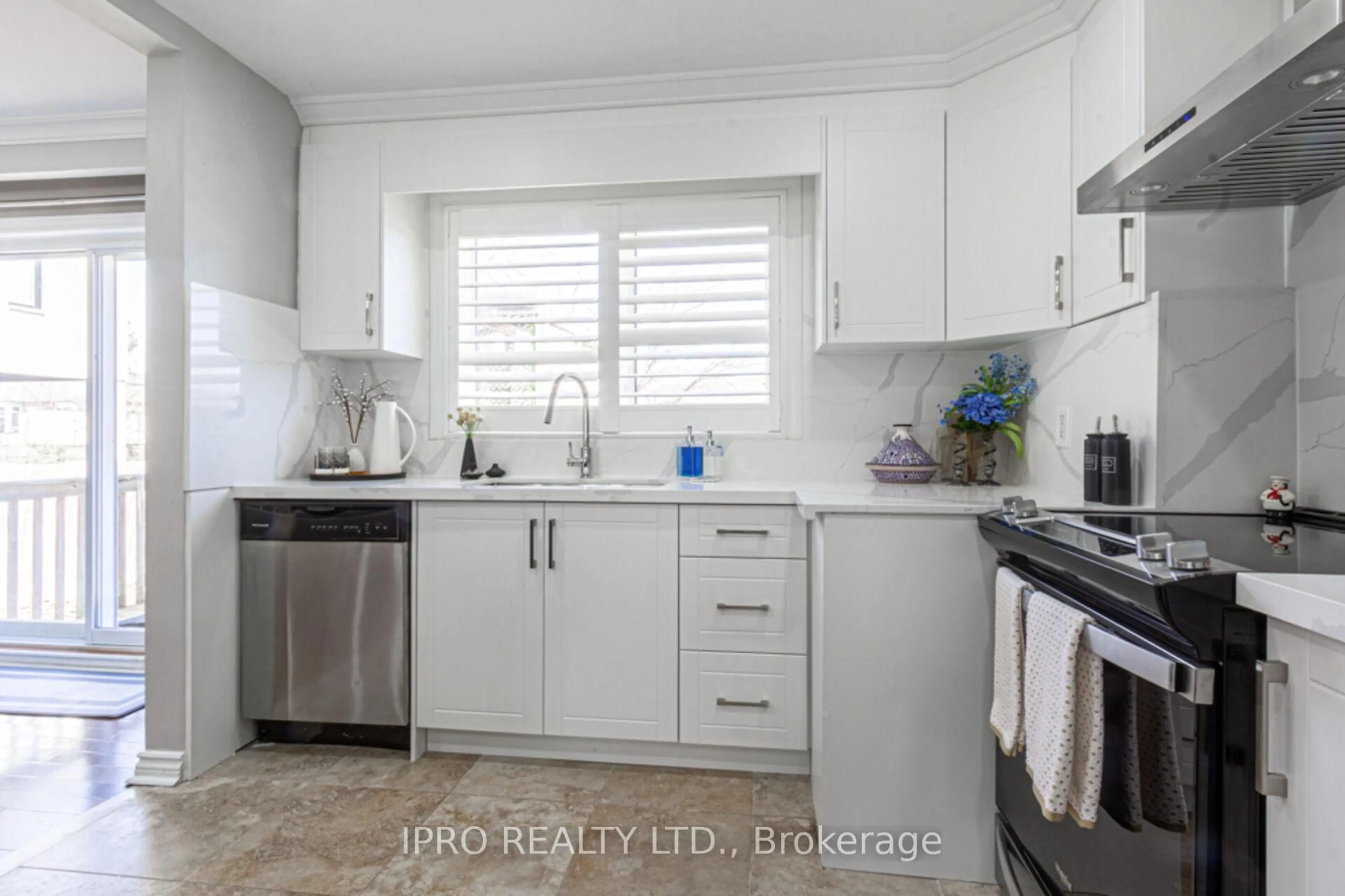 Standard kitchen, unknown for 529 Trudale Crt, Oakville Ontario L6L 4H2