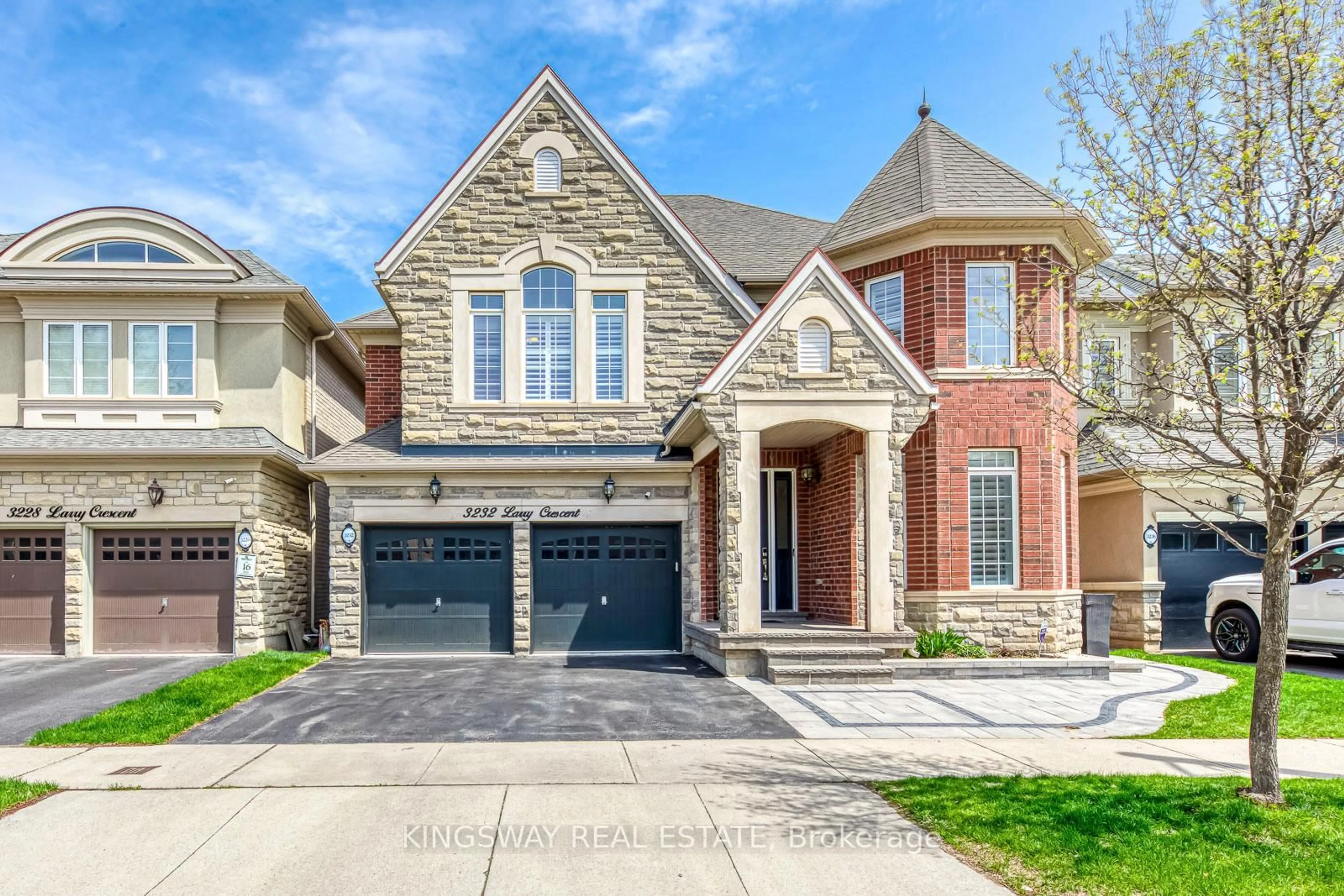 Home with brick exterior material, street for 3232 Larry Cres, Oakville Ontario L6M 0T1