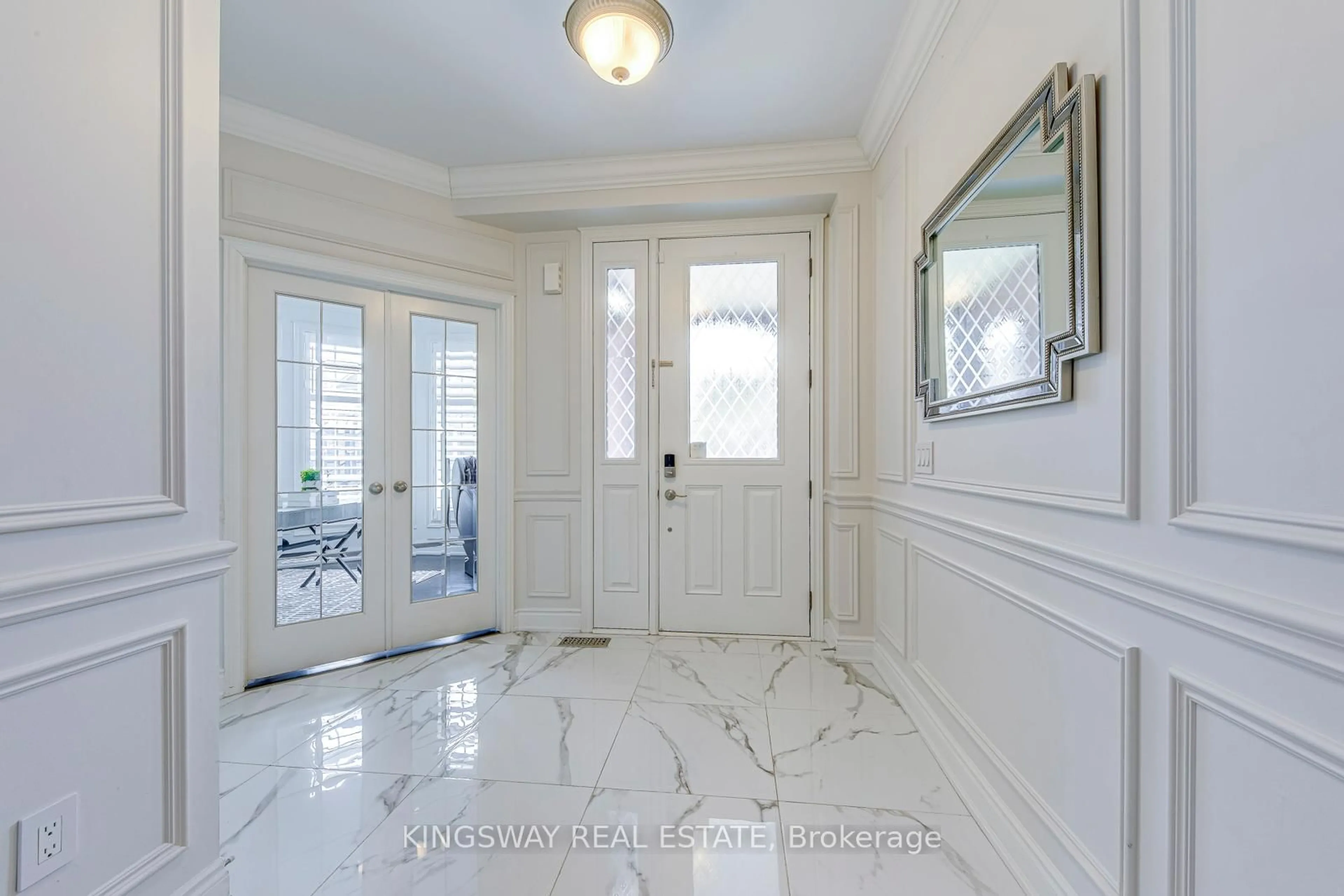 Indoor entryway for 3232 Larry Cres, Oakville Ontario L6M 0T1