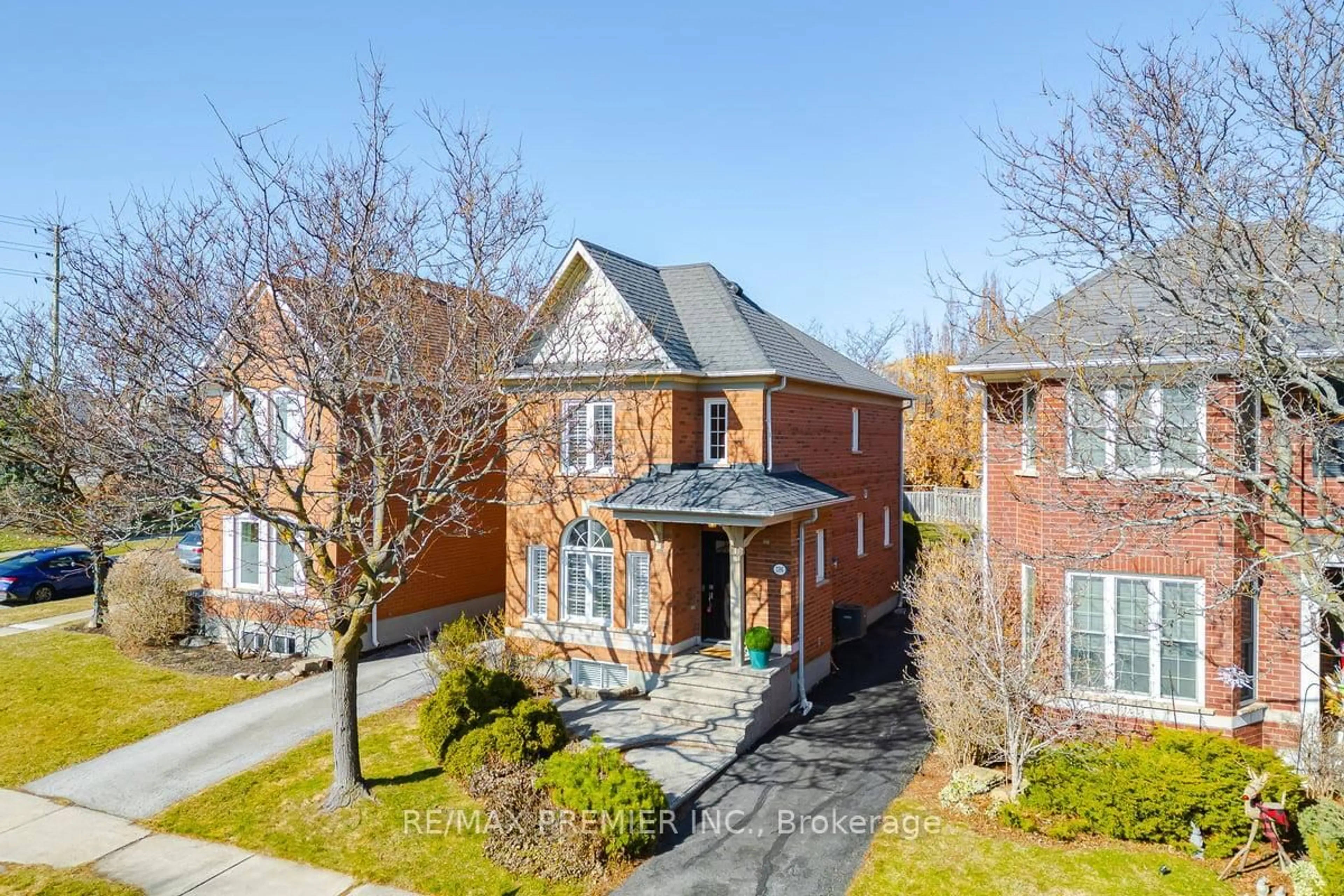 A pic from outside/outdoor area/front of a property/back of a property/a pic from drone, street for 2595 Blackcombe Cres, Oakville Ontario L6H 6L5