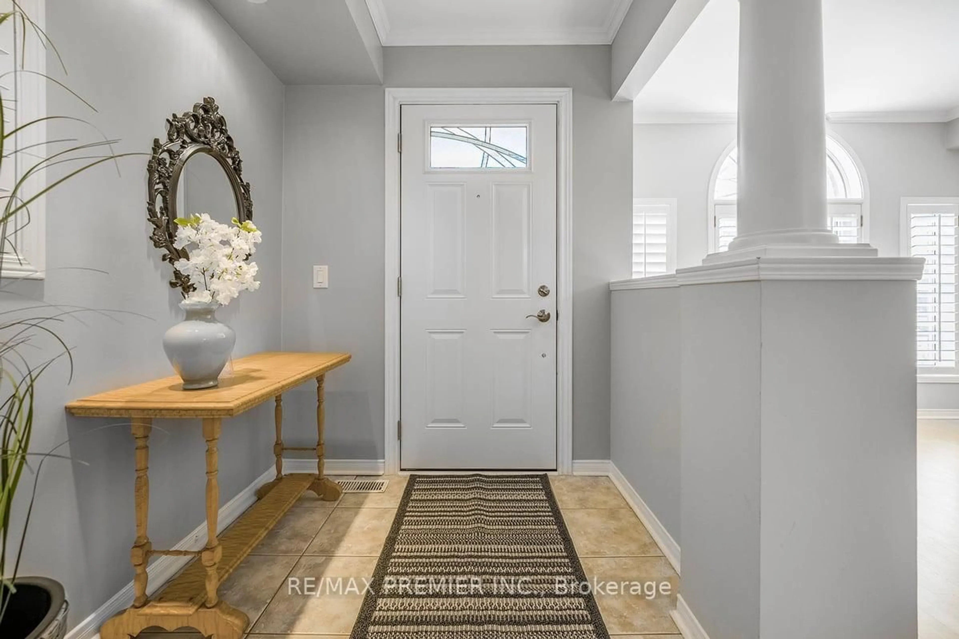 Indoor entryway for 2595 Blackcombe Cres, Oakville Ontario L6H 6L5