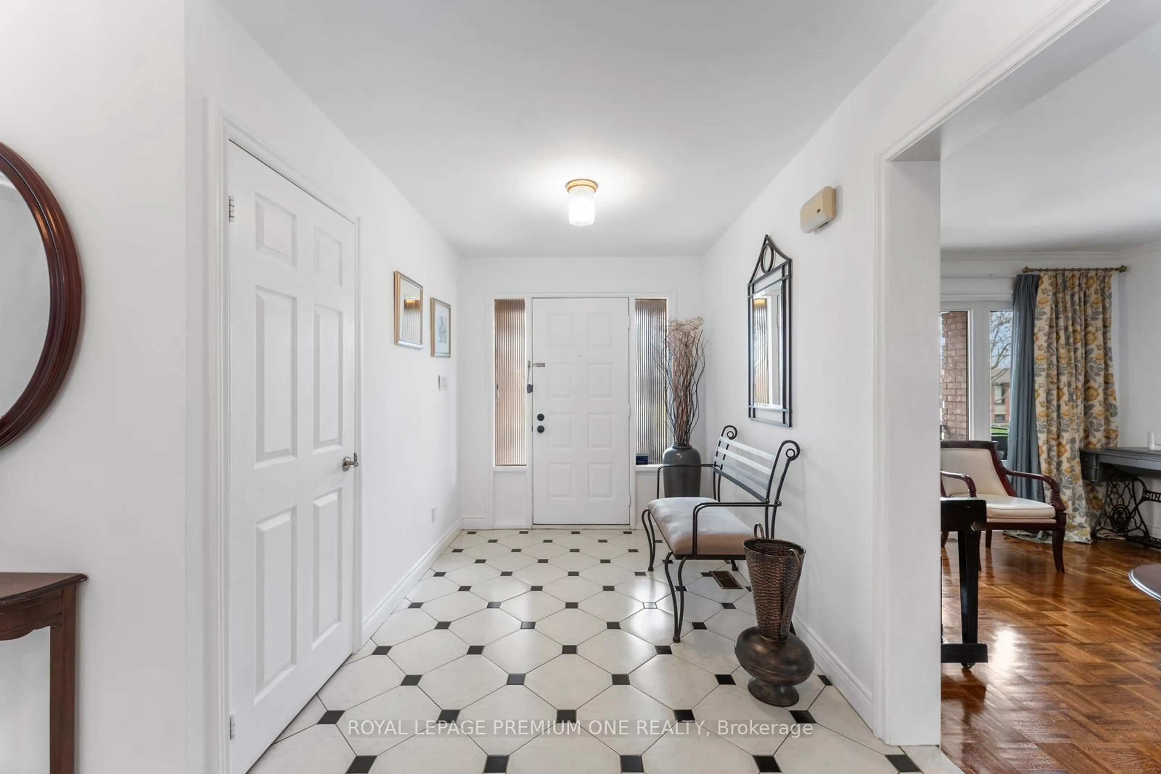 Indoor foyer for 14 Bradmore Ave, Toronto Ontario M9M 1J9