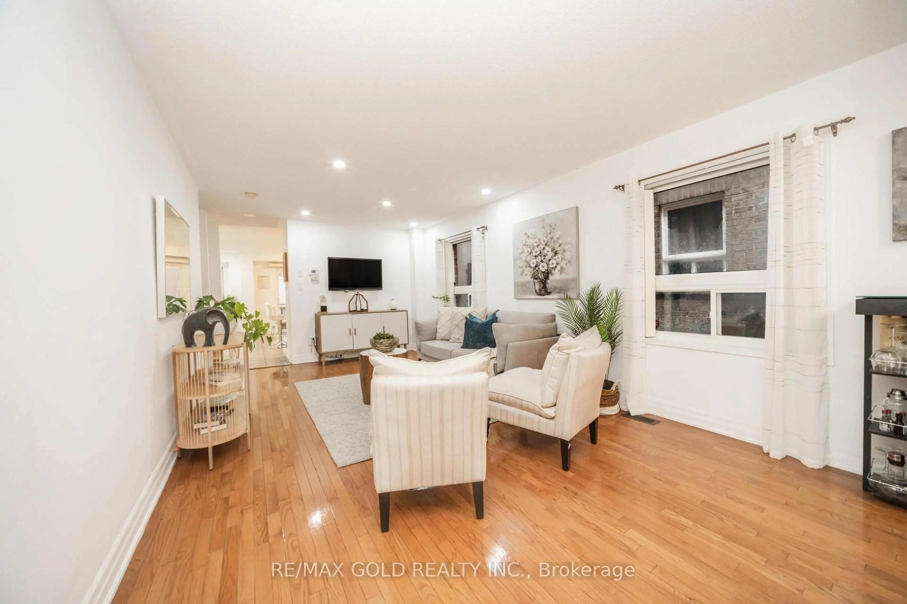 Living room with furniture, wood/laminate floor for 36 Roxton Cres, Brampton Ontario L7A 2A9