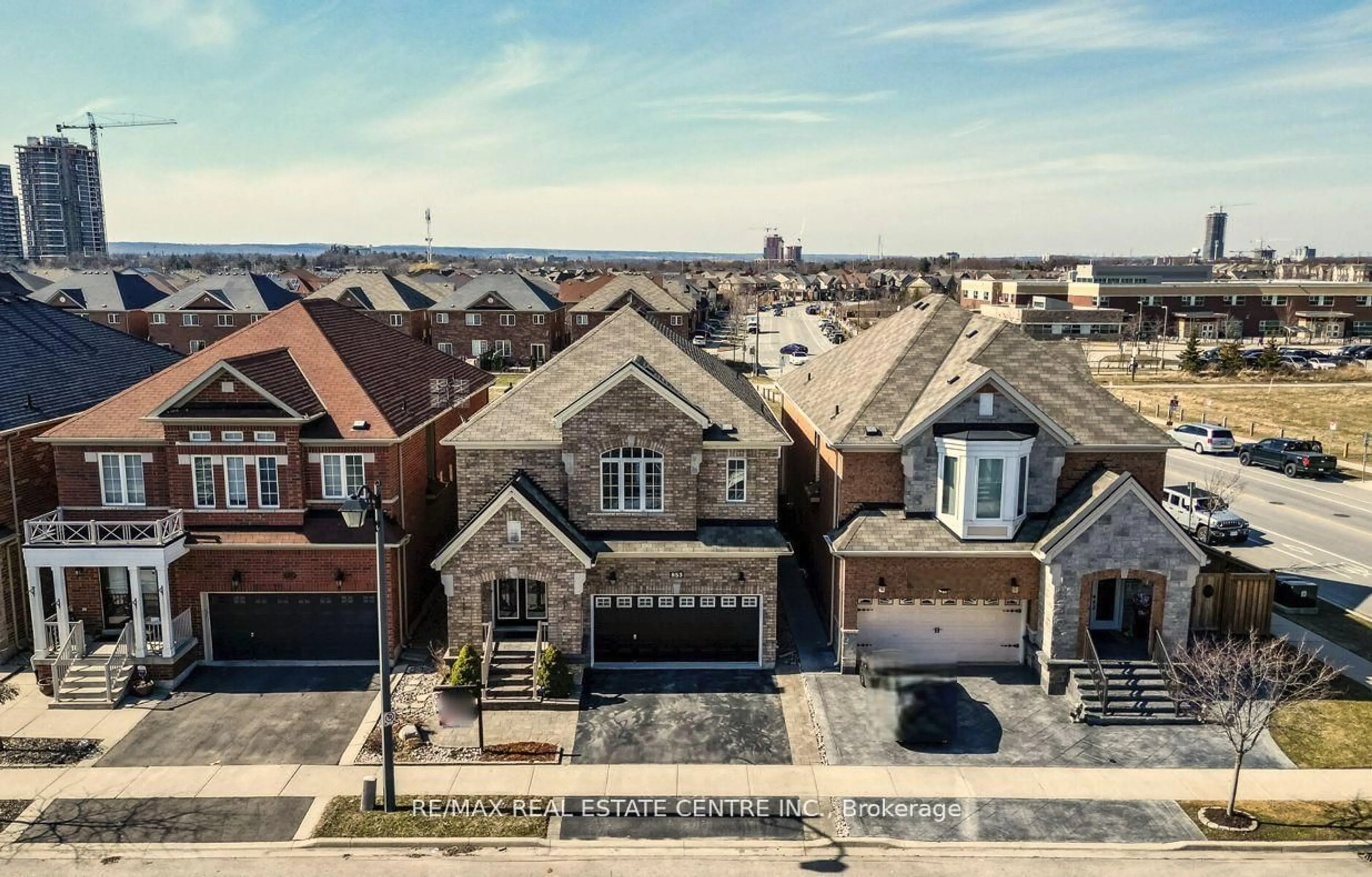 A pic from outside/outdoor area/front of a property/back of a property/a pic from drone, street for 853 Stoutt Cres, Milton Ontario L9T 7R1