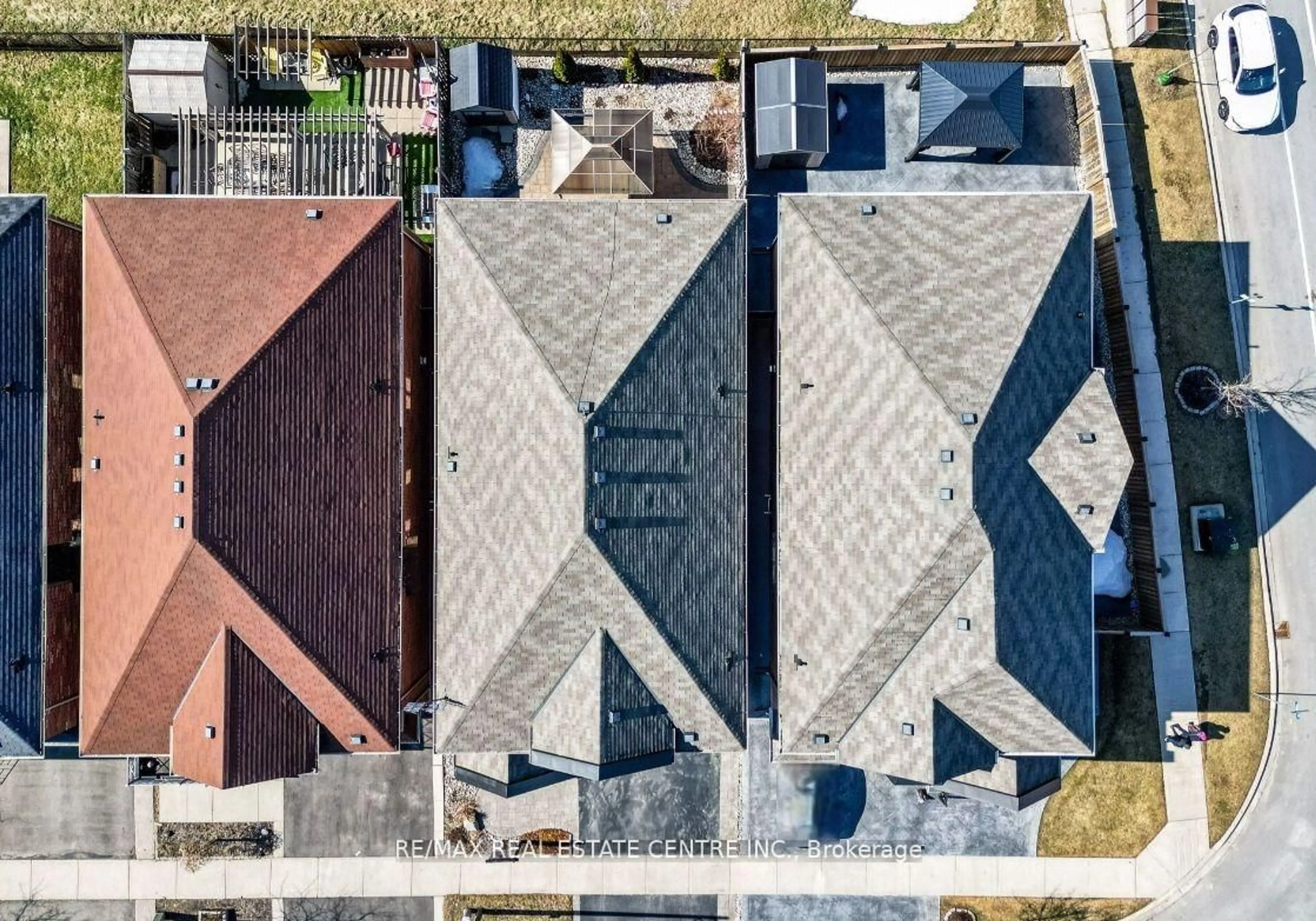 A pic from outside/outdoor area/front of a property/back of a property/a pic from drone, street for 853 Stoutt Cres, Milton Ontario L9T 7R1