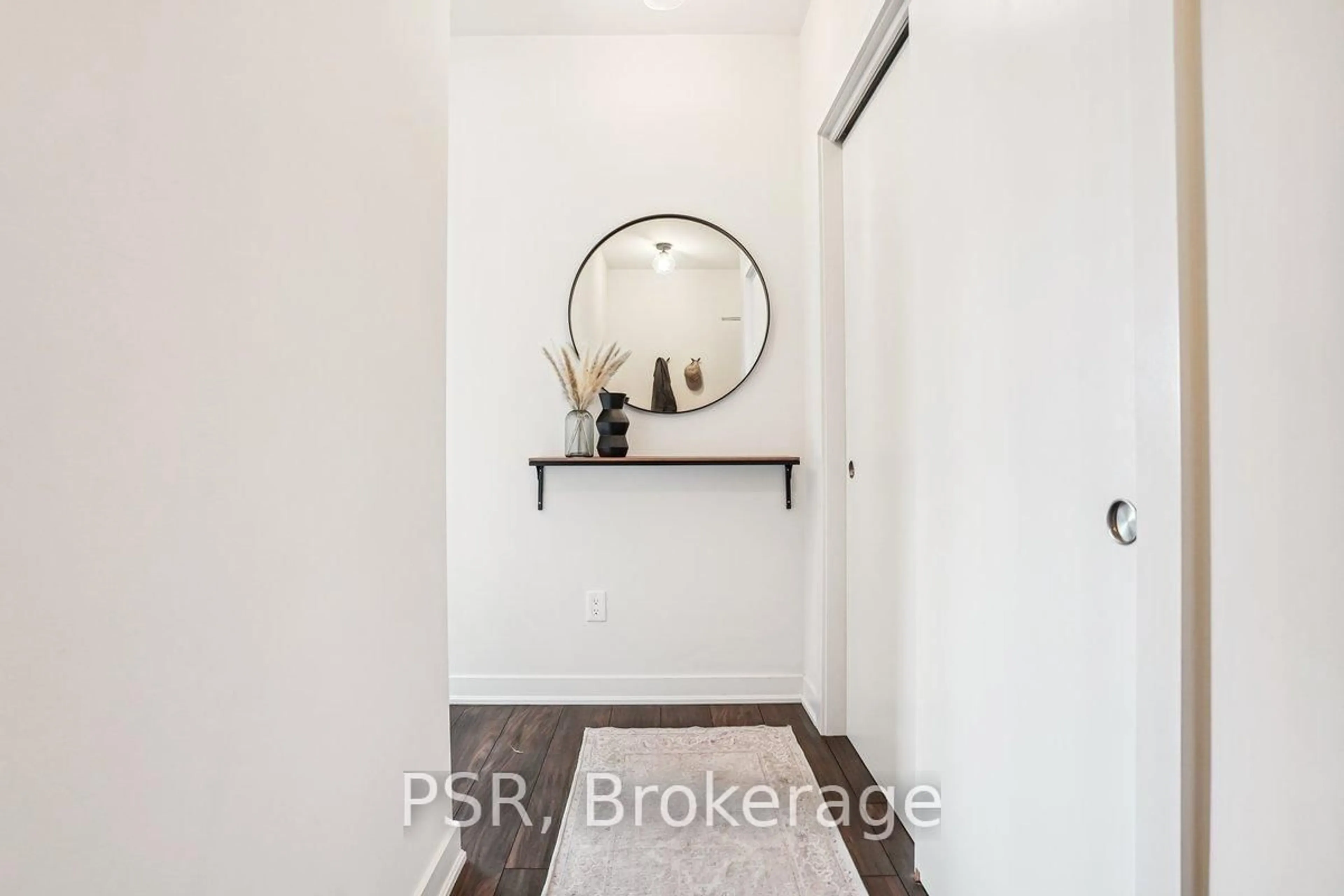 Indoor entryway for 320 Plains Rd #211, Burlington Ontario L7T 0C1