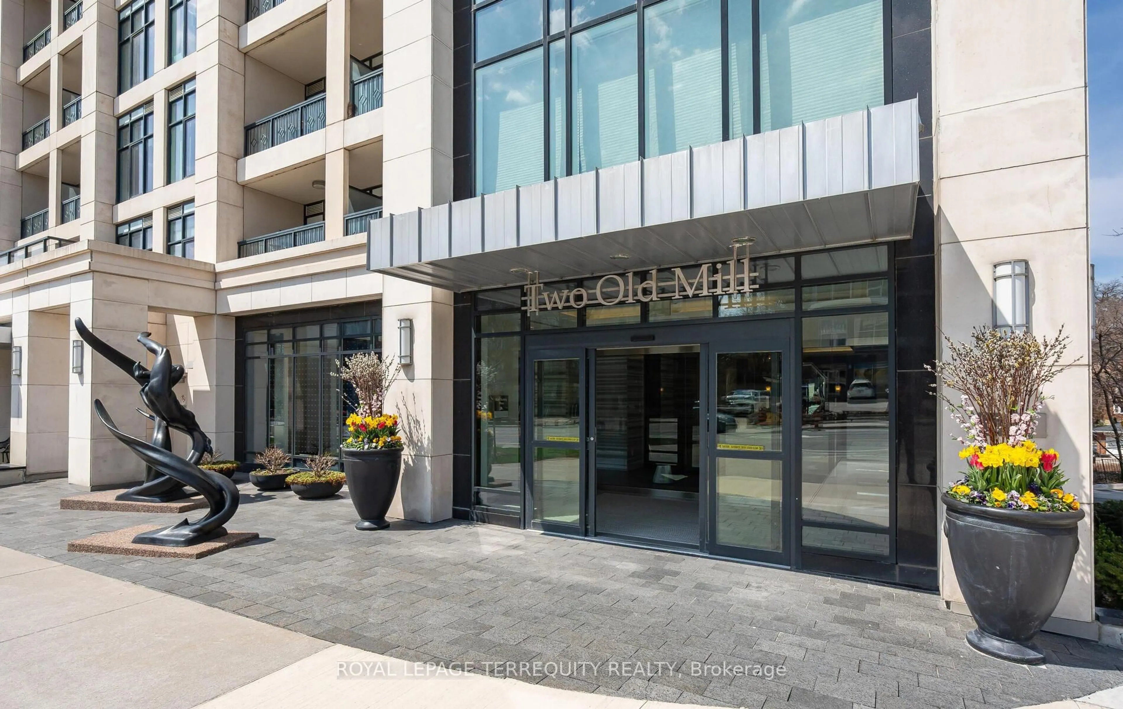 Indoor foyer for 2 Old Mill Dr #615, Toronto Ontario M6S 0A2