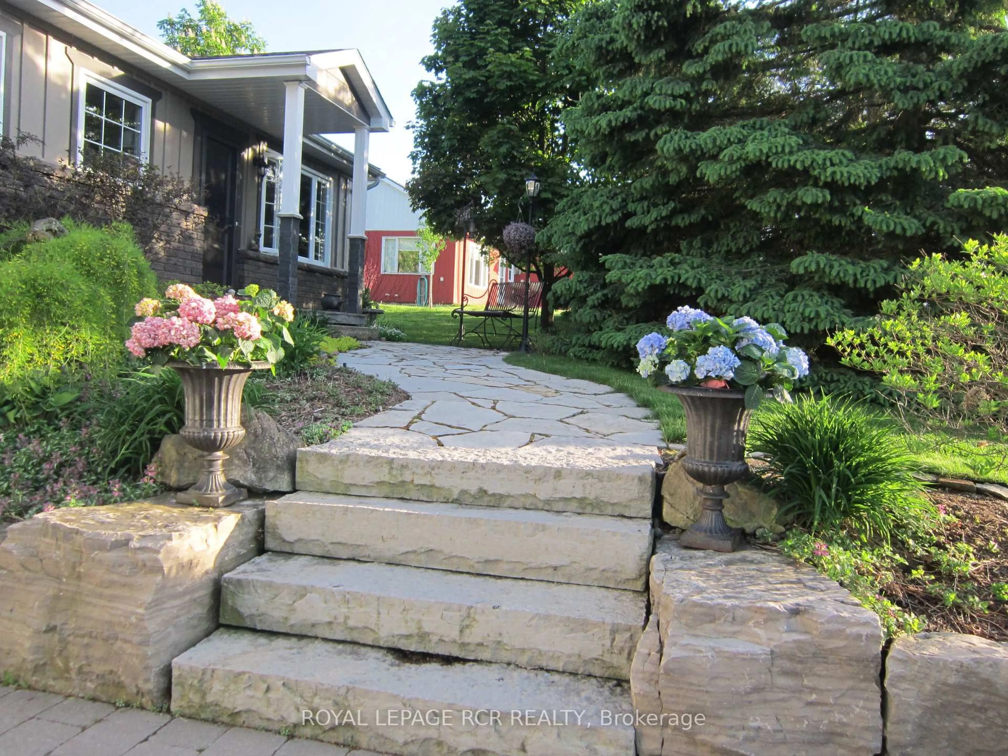 Patio, street for 17 King St, Caledon Ontario L7K 0C5