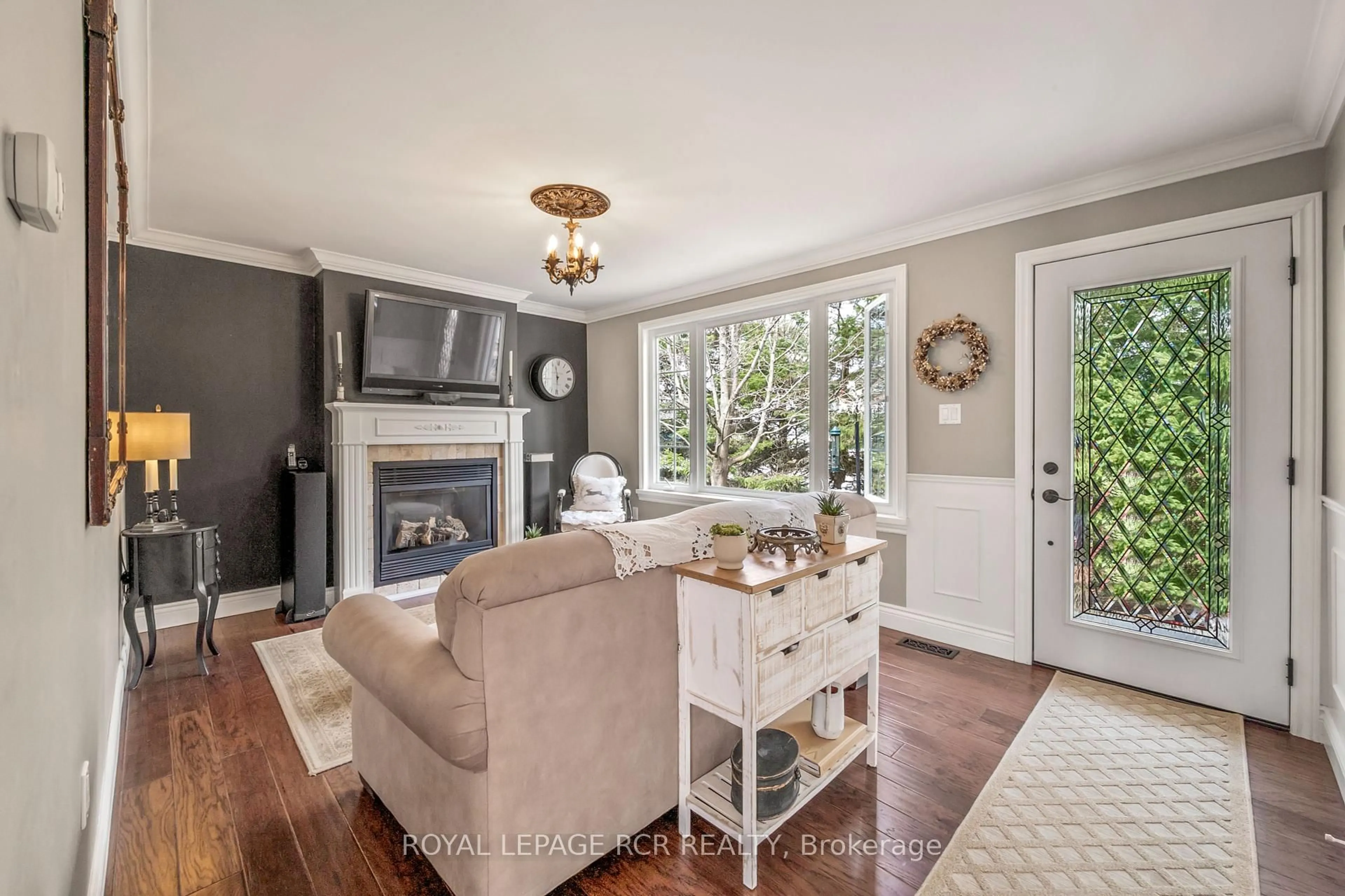 Living room with furniture, wood/laminate floor for 17 King St, Caledon Ontario L7K 0C5