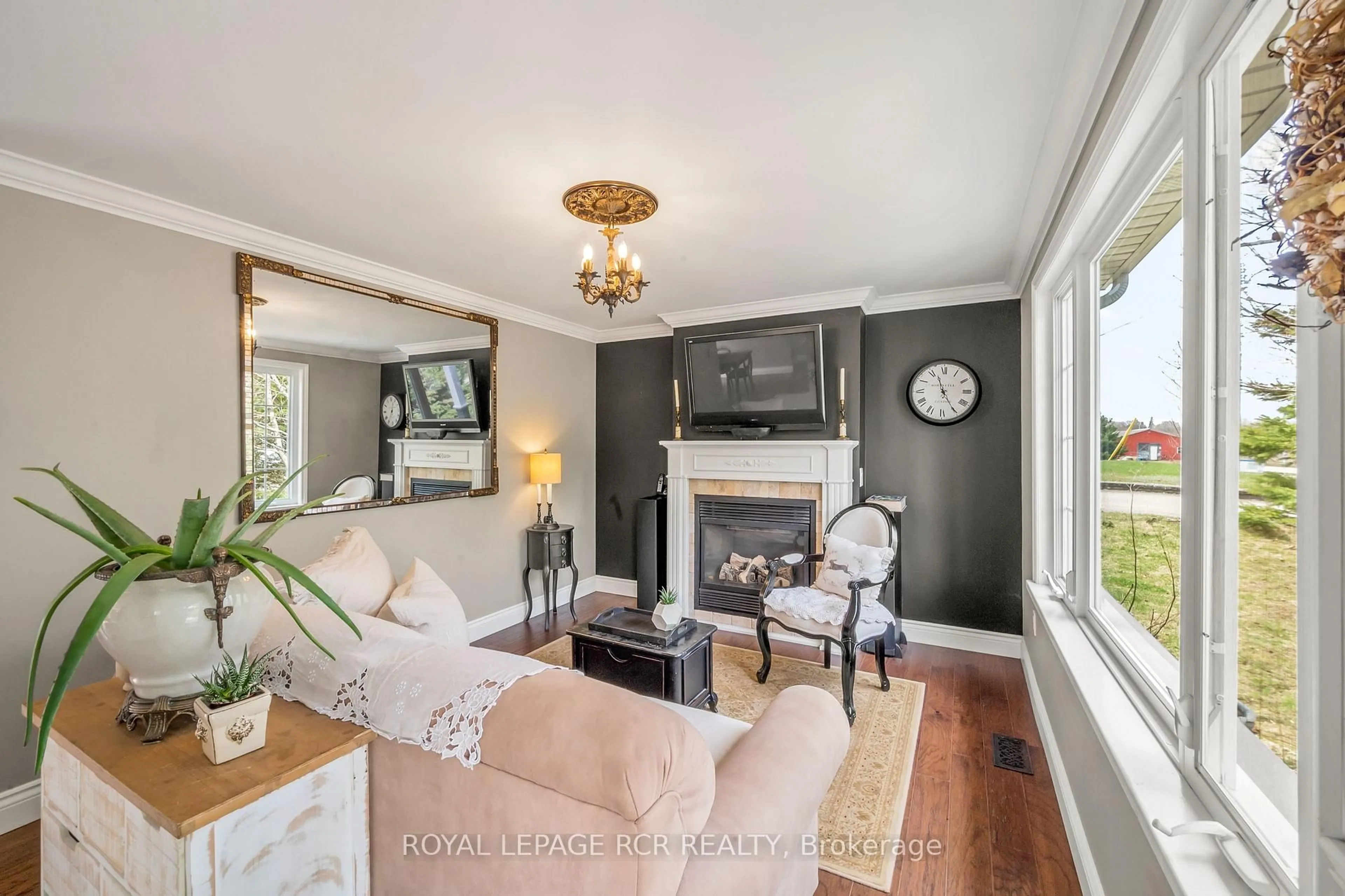 Living room with furniture, unknown for 17 King St, Caledon Ontario L7K 0C5