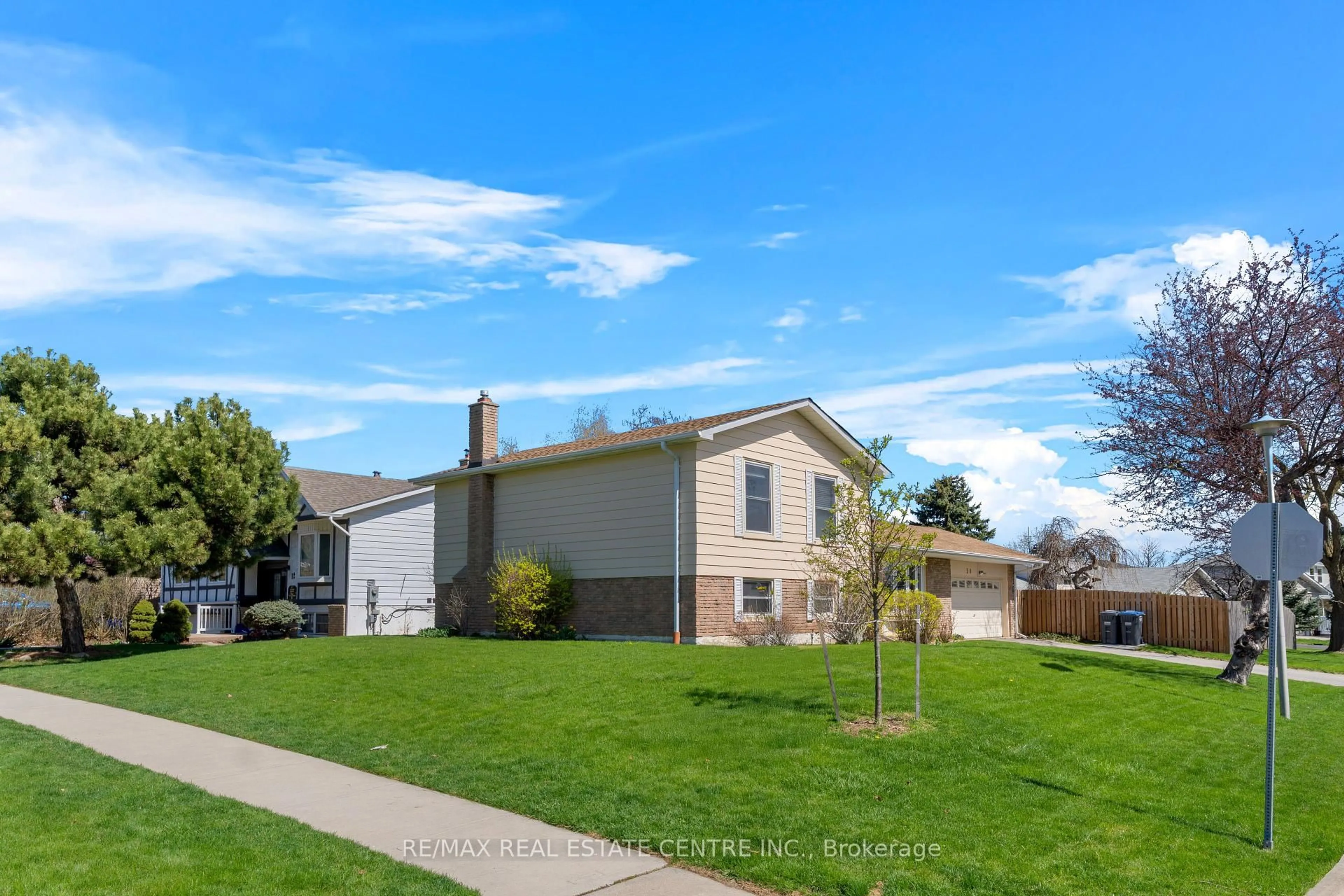 A pic from outside/outdoor area/front of a property/back of a property/a pic from drone, street for 50 Jerome Cres, Brampton Ontario L6S 2H1