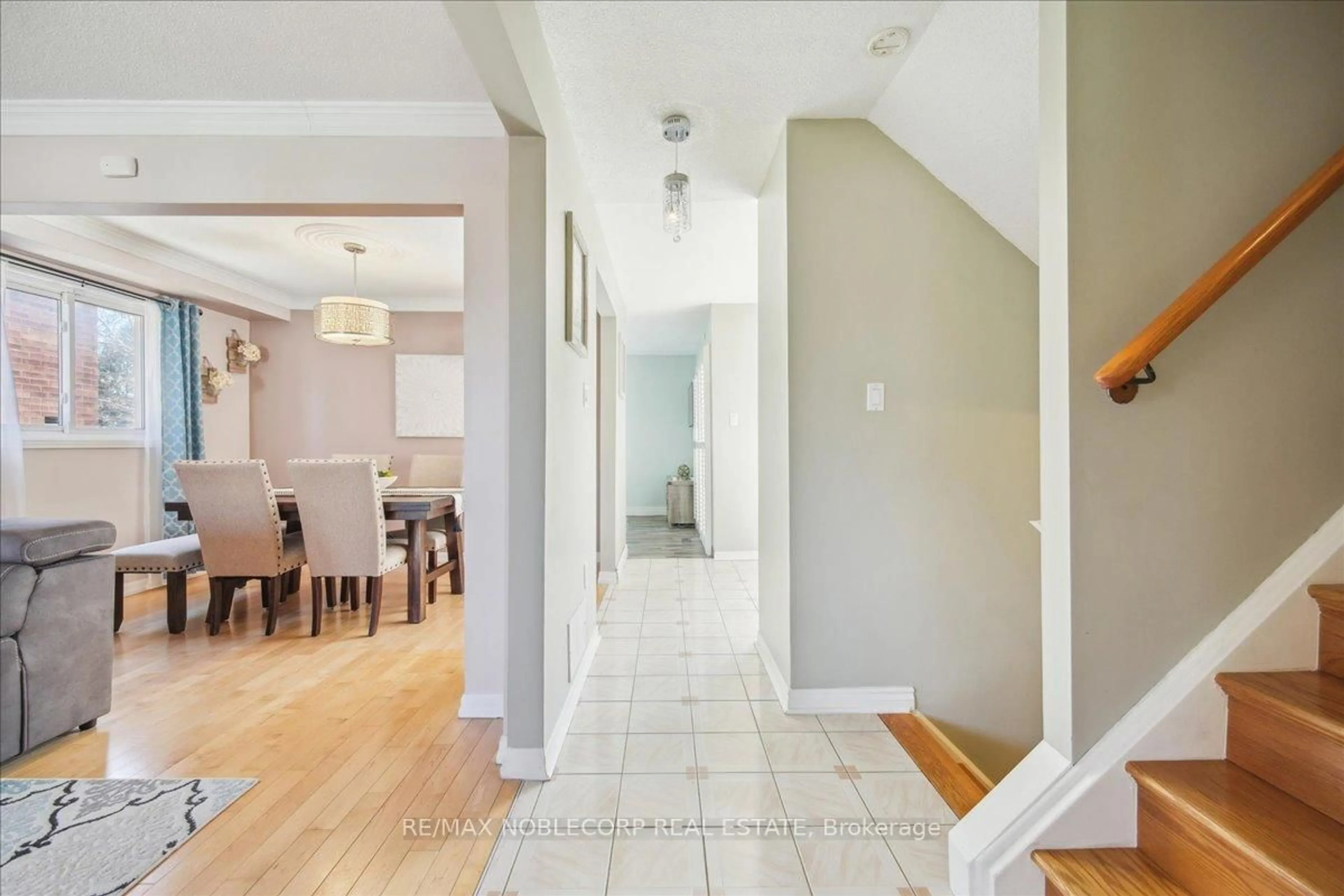 Indoor entryway for 340 Laurentian Ave, Mississauga Ontario L4Z 2J4