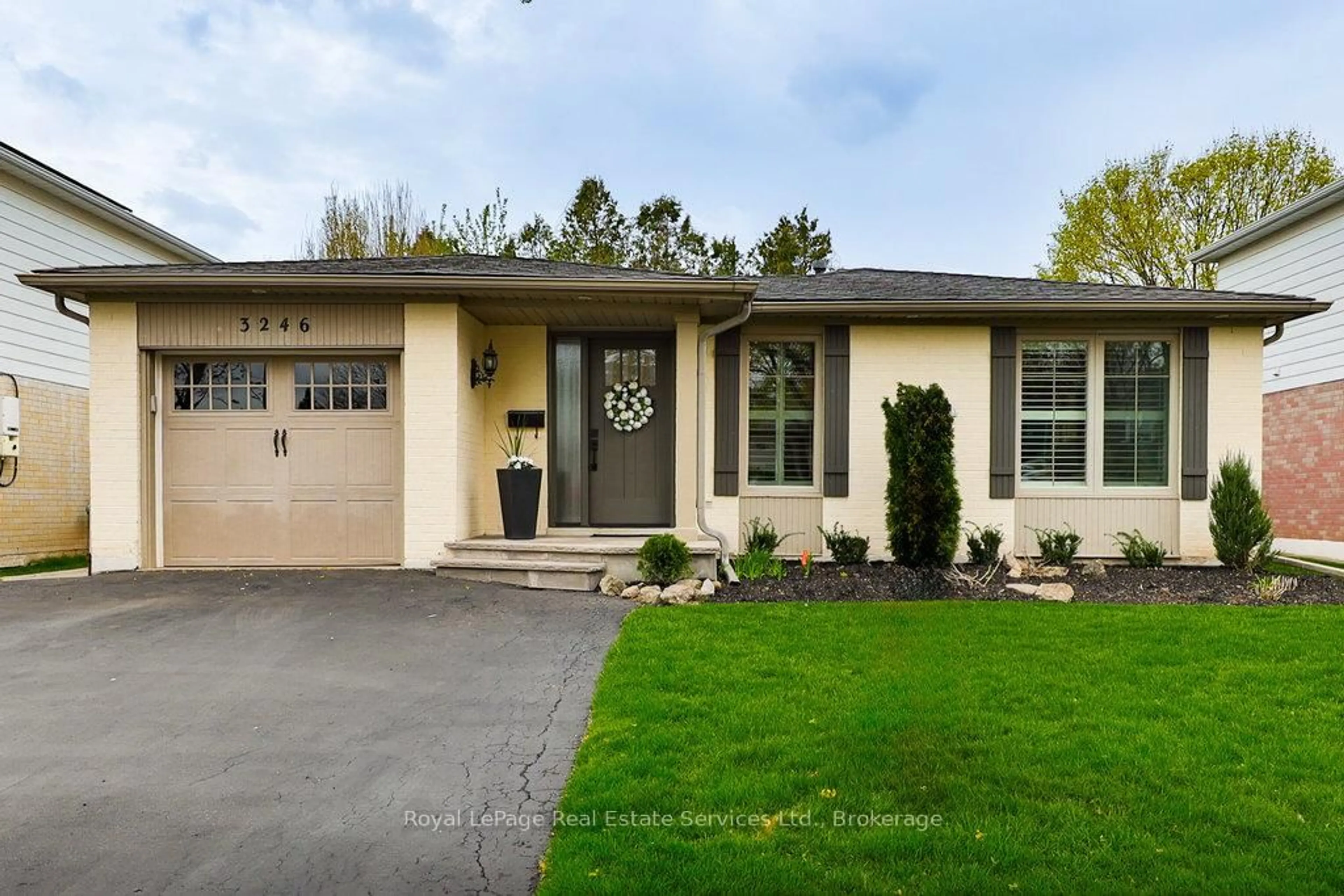 Home with vinyl exterior material, street for 3246 Lansdown Dr, Burlington Ontario L7M 1K3