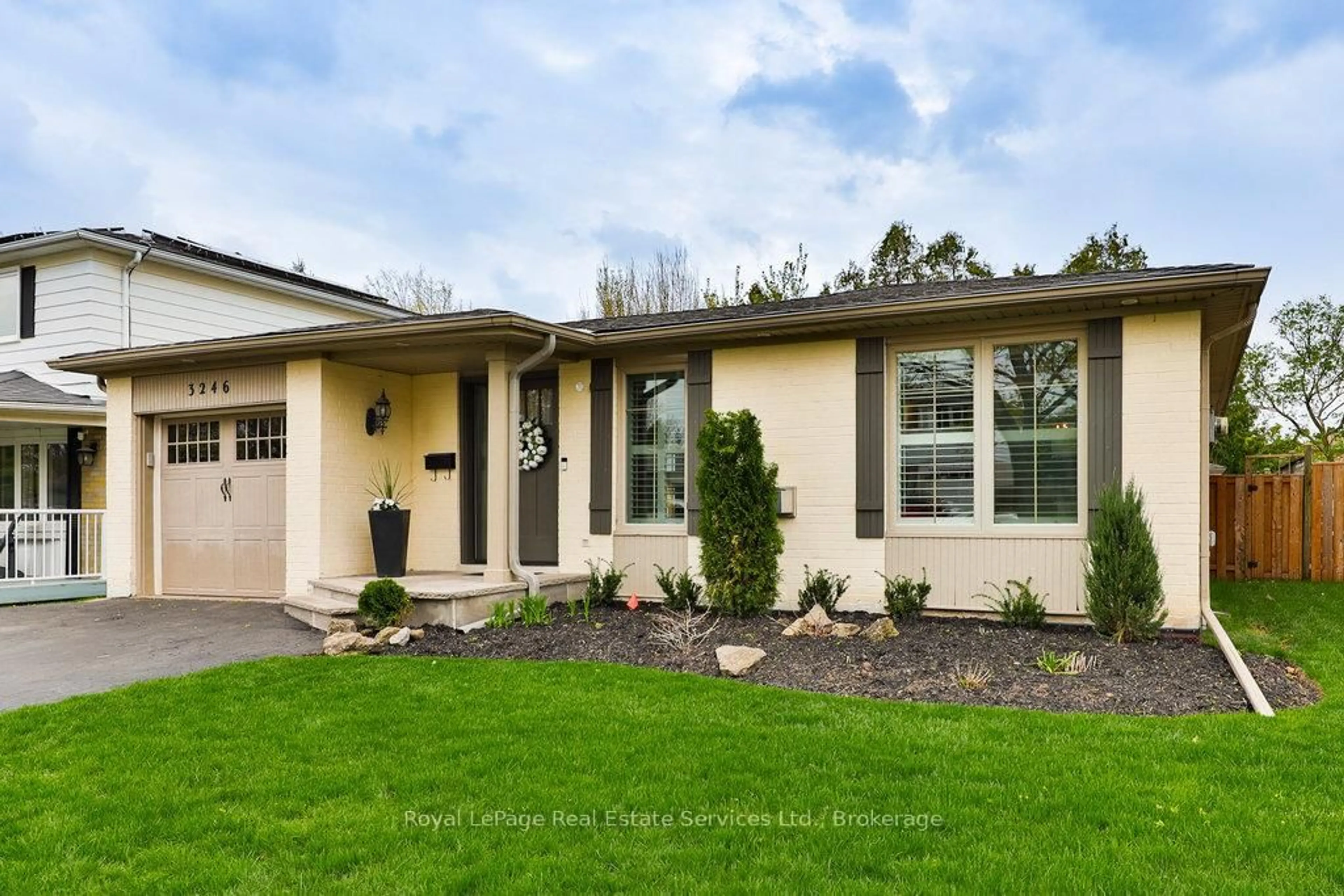 Home with vinyl exterior material, street for 3246 Lansdown Dr, Burlington Ontario L7M 1K3