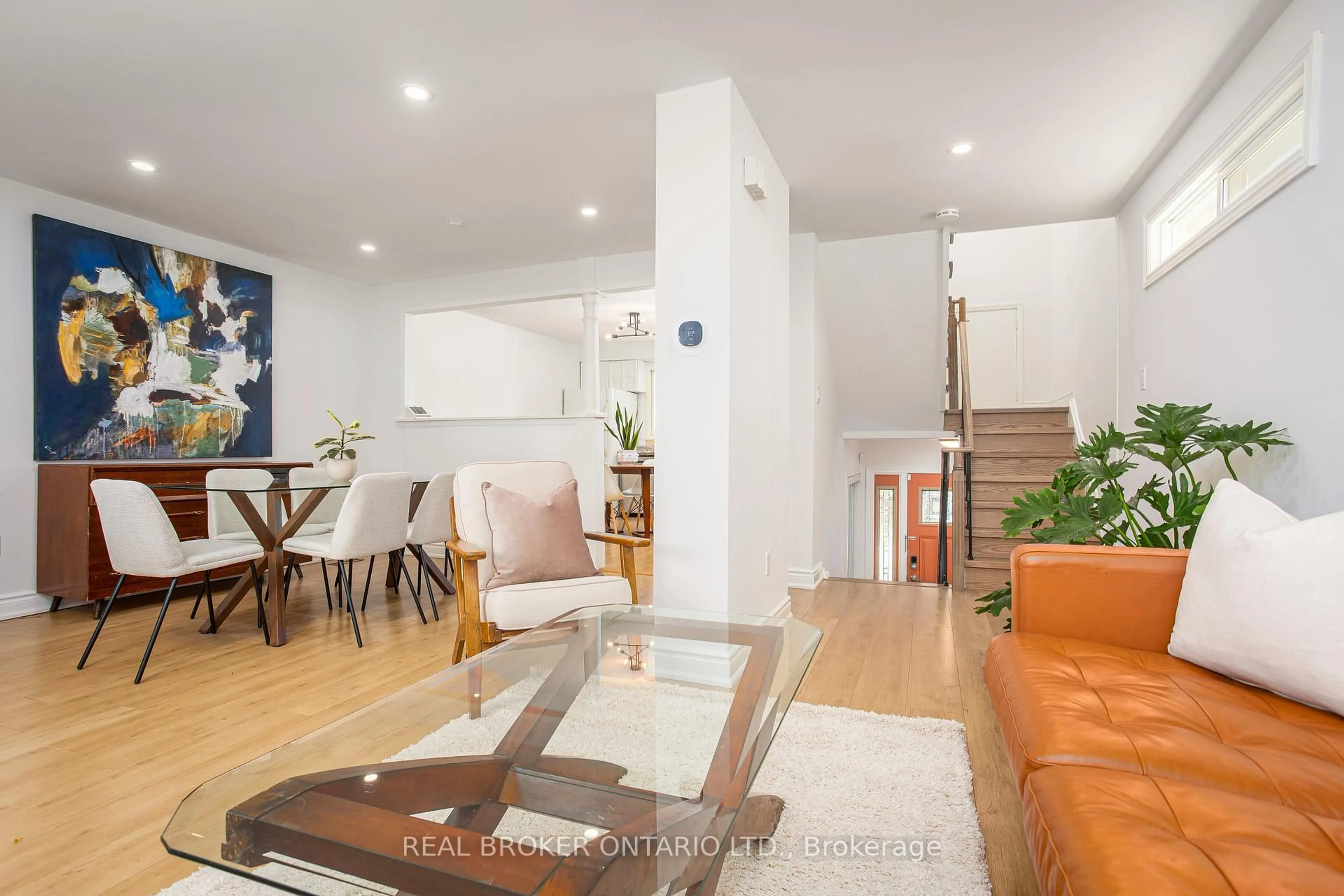 Living room with furniture, wood/laminate floor for 1135 McCraney St #6, Oakville Ontario L6H 3A3
