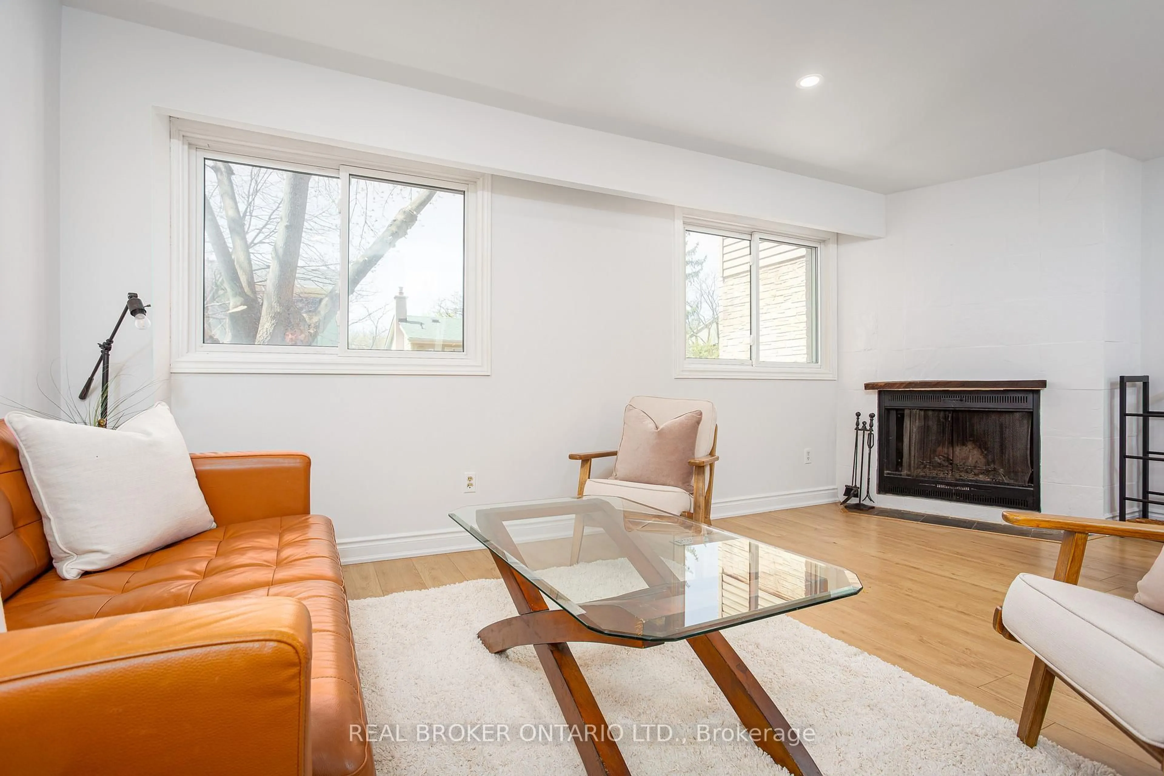 Living room with furniture, wood/laminate floor for 1135 McCraney St #6, Oakville Ontario L6H 3A3