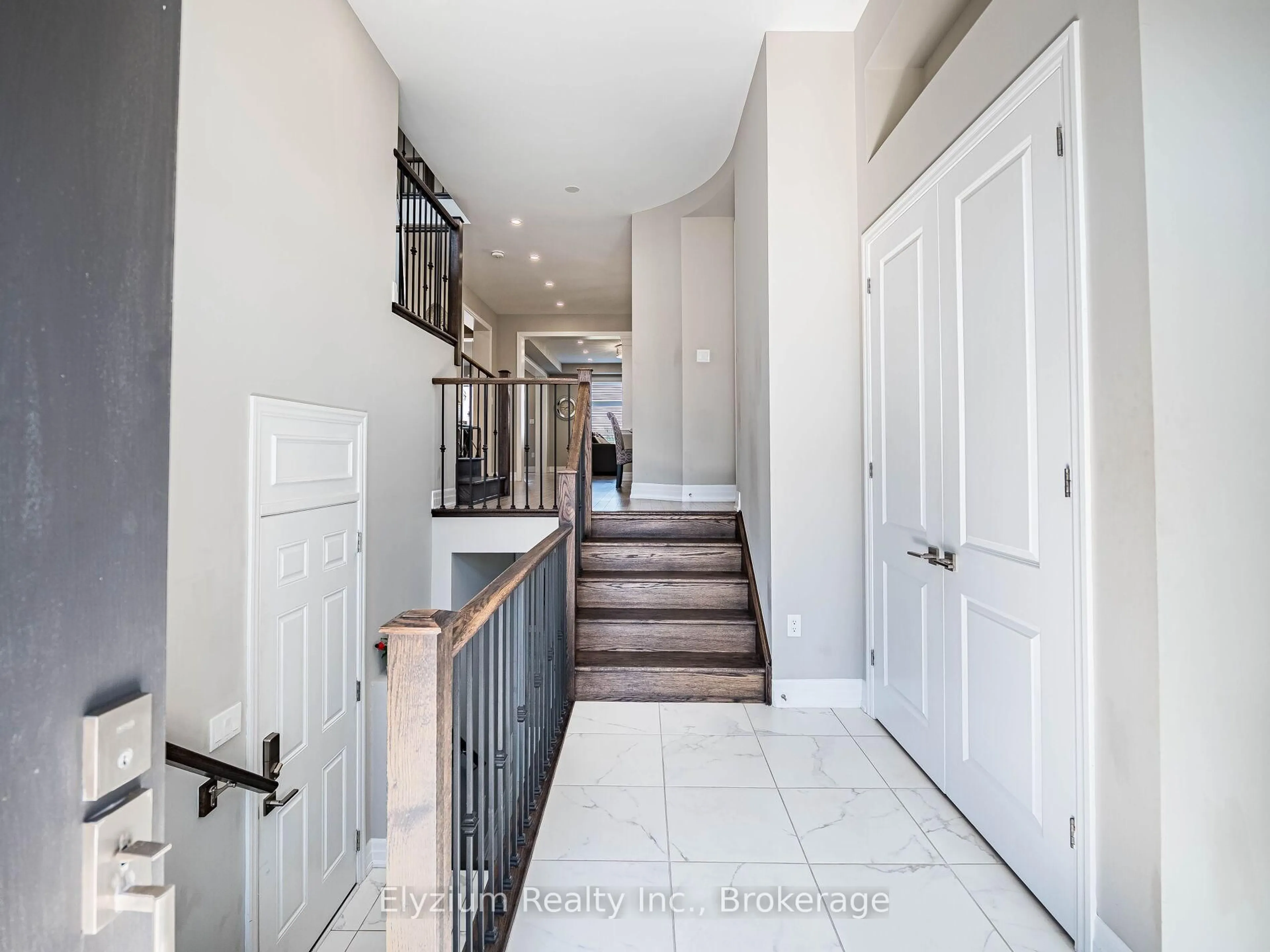 Indoor entryway for 159 Threshing Mill Blvd, Oakville Ontario L6H 0V5