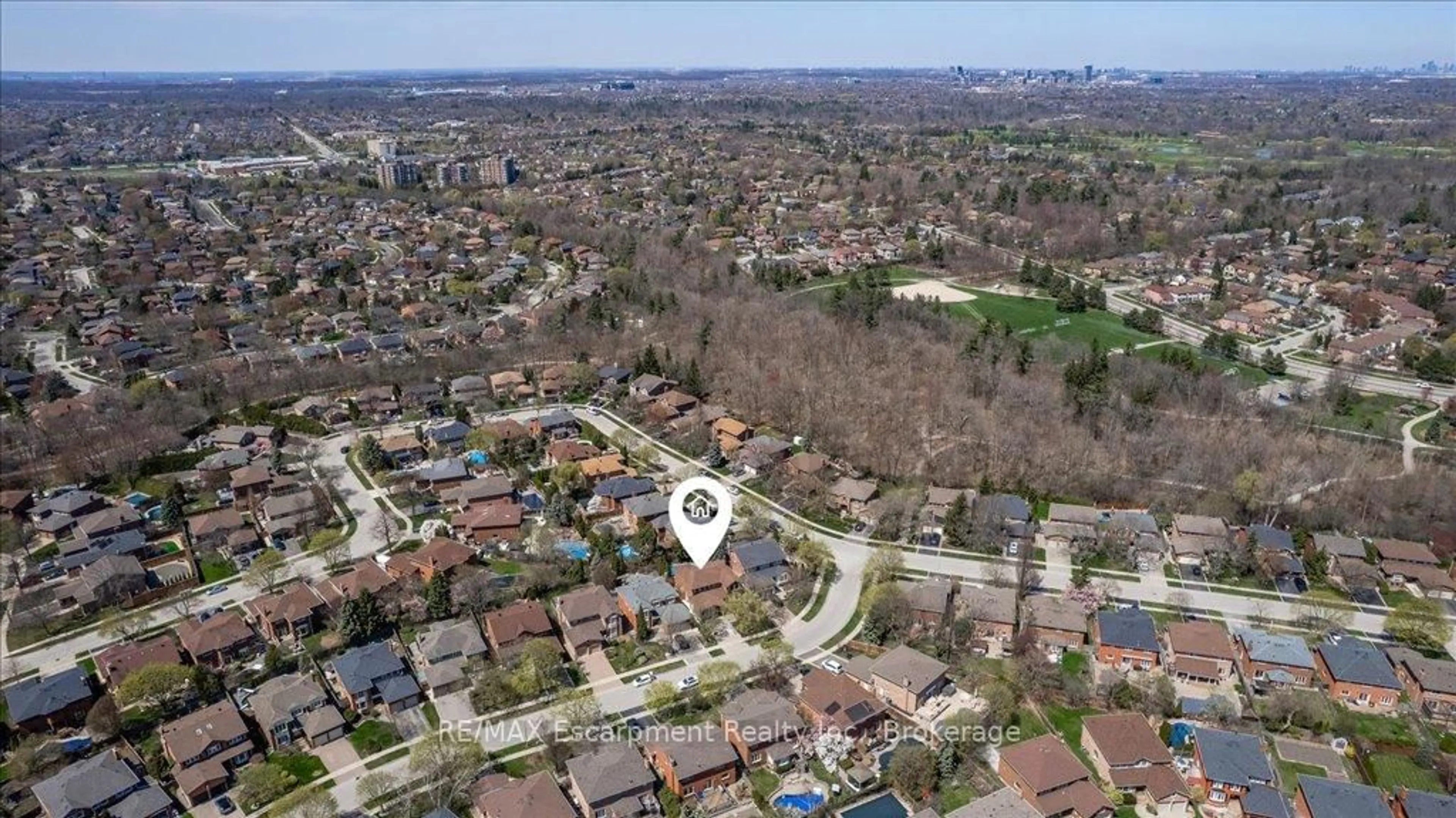 A pic from outside/outdoor area/front of a property/back of a property/a pic from drone, street for 1221 Parsons Lane, Oakville Ontario L6M 1K3