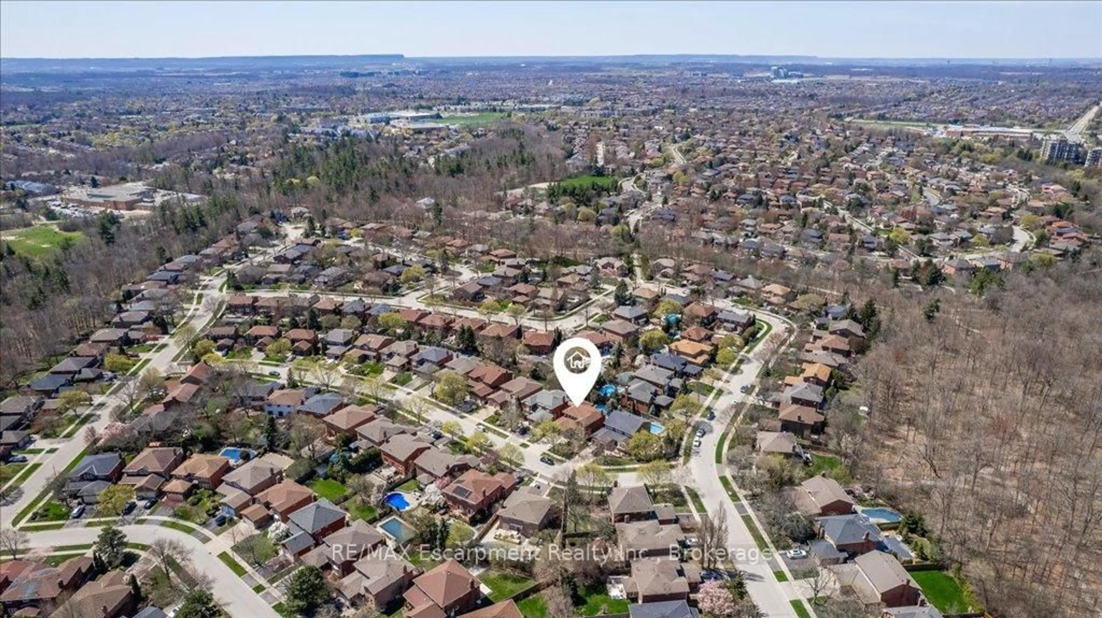 A pic from outside/outdoor area/front of a property/back of a property/a pic from drone, street for 1221 Parsons Lane, Oakville Ontario L6M 1K3