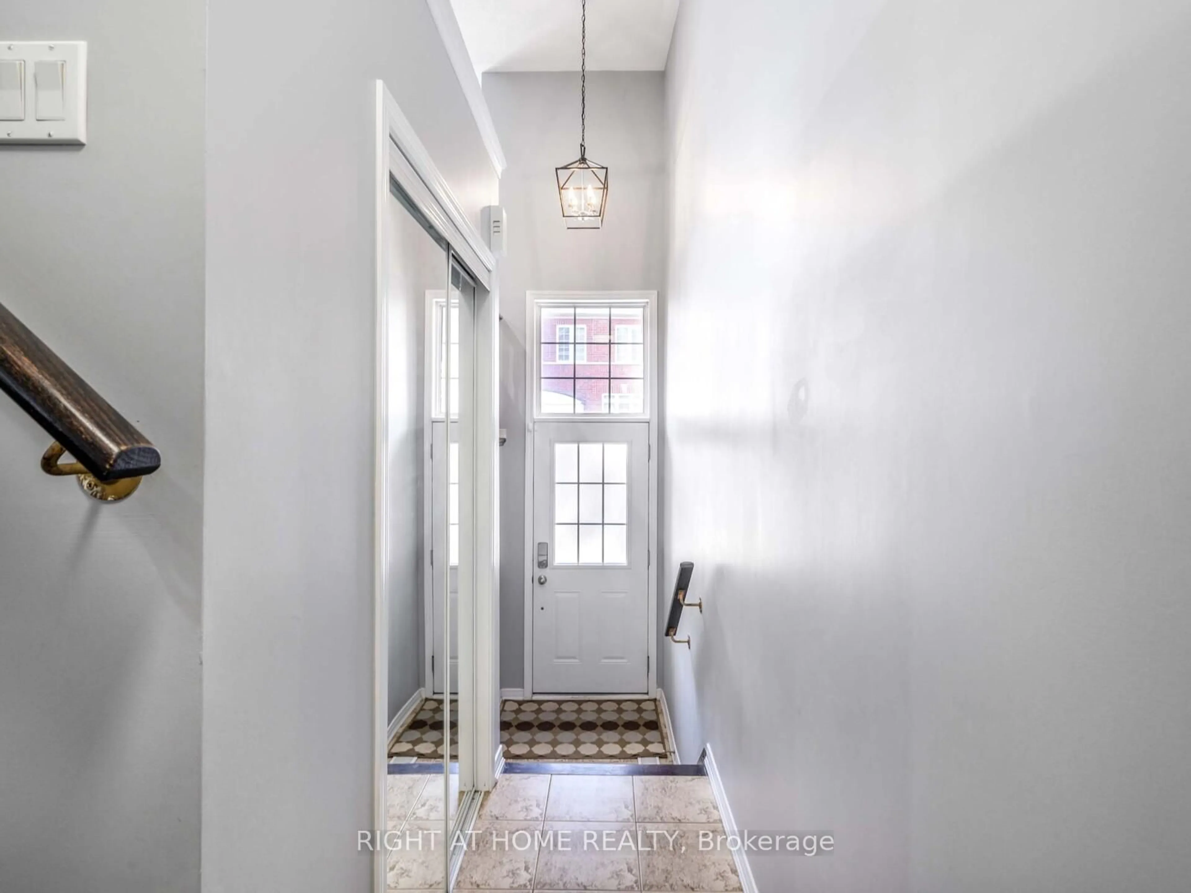 Indoor entryway for 7229 Triumph Lane #3, Mississauga Ontario L5N 0C5