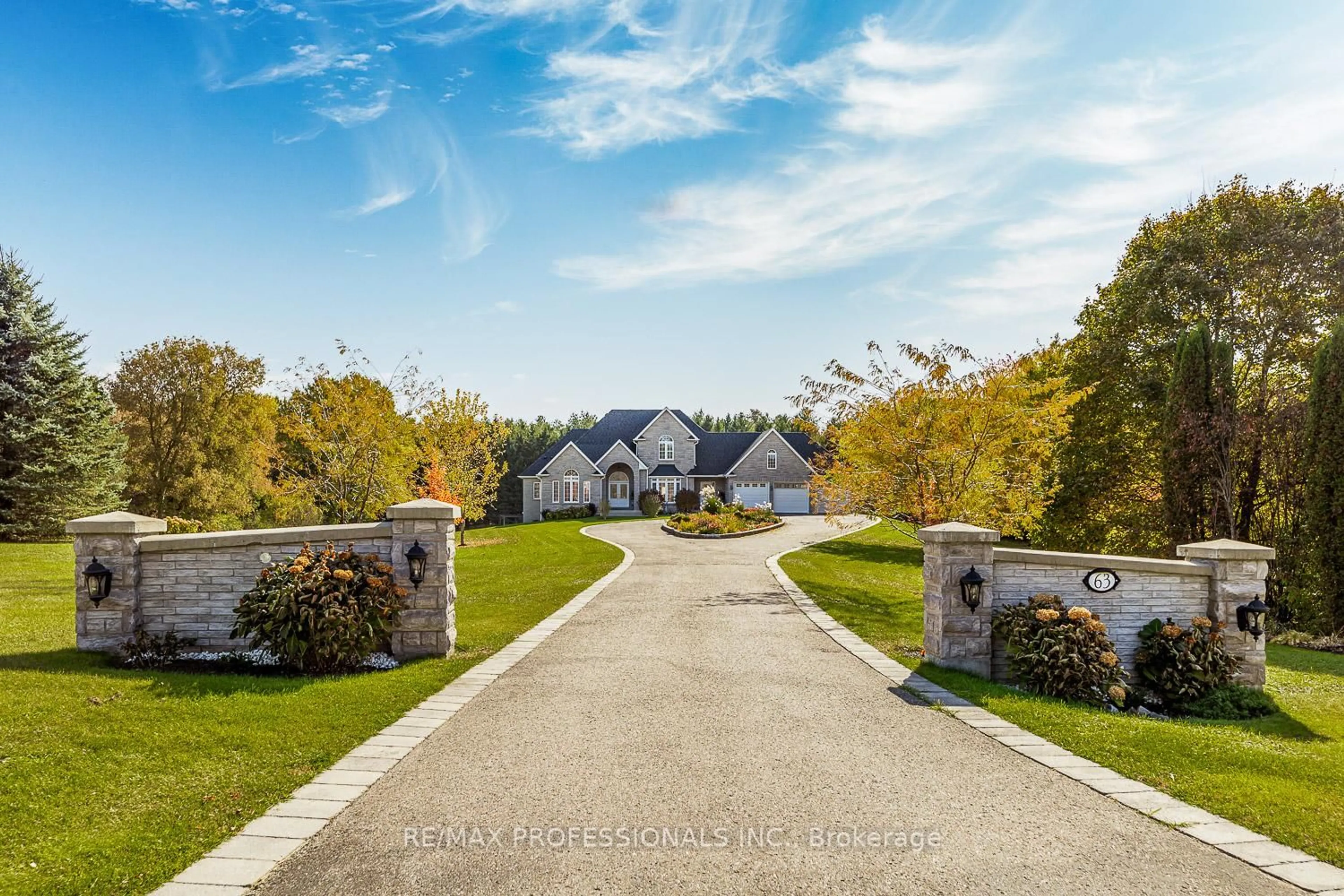 A pic from outside/outdoor area/front of a property/back of a property/a pic from drone, street for 63 Rowley Dr, Caledon Ontario L7E 0C6