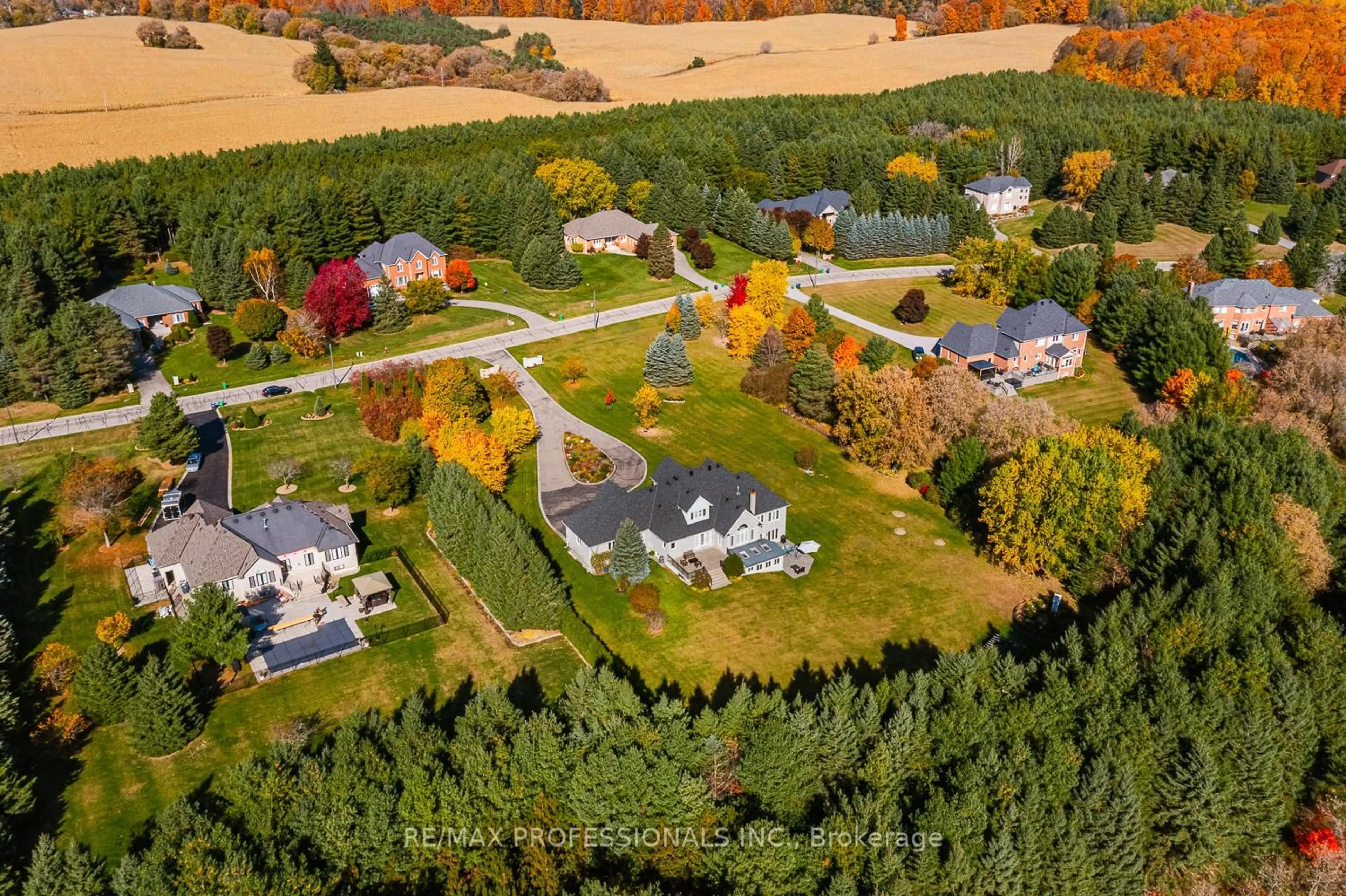 A pic from outside/outdoor area/front of a property/back of a property/a pic from drone, street for 63 Rowley Dr, Caledon Ontario L7E 0C6