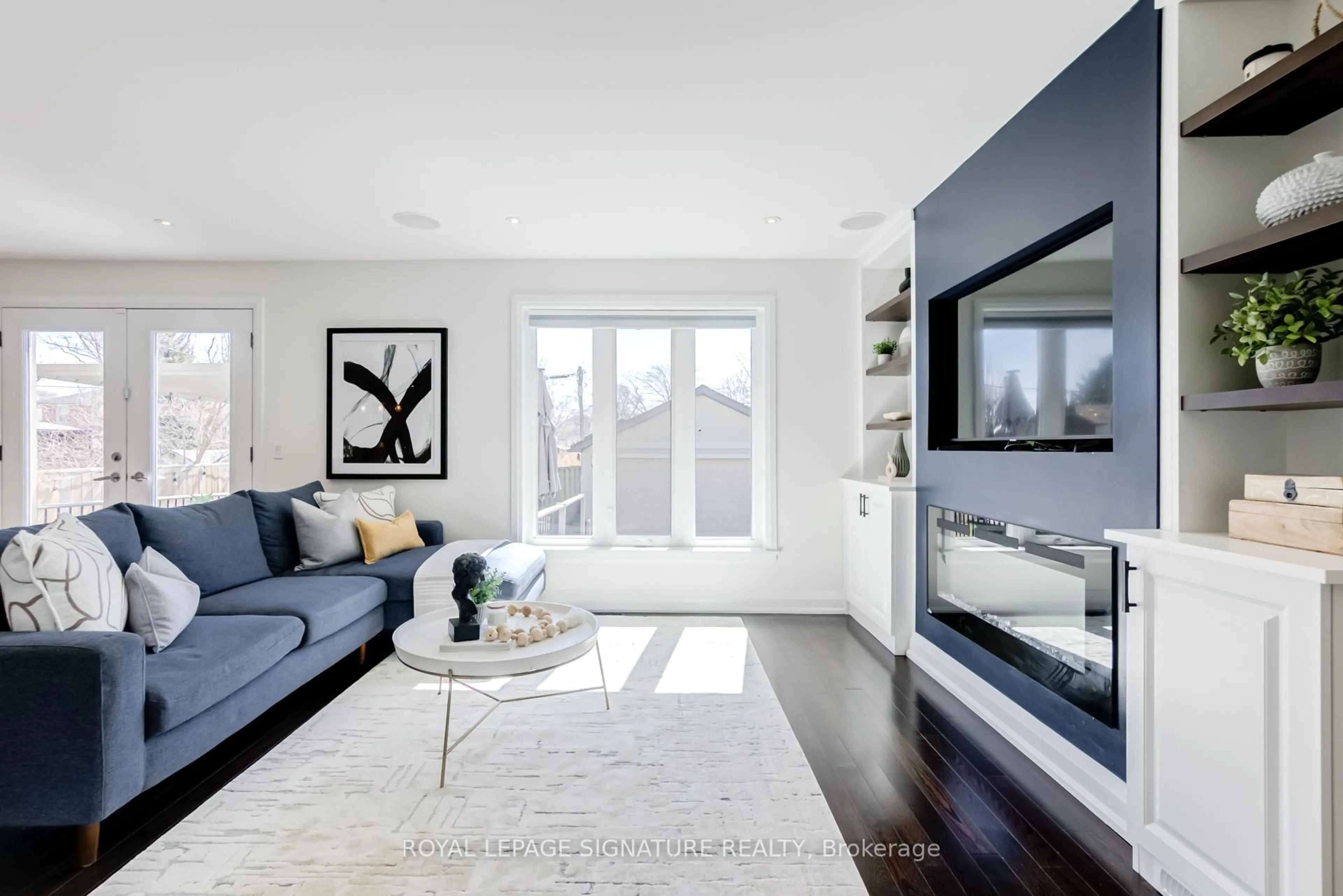 Living room with furniture, unknown for 71 Roseland Dr, Toronto Ontario M8W 1Y4