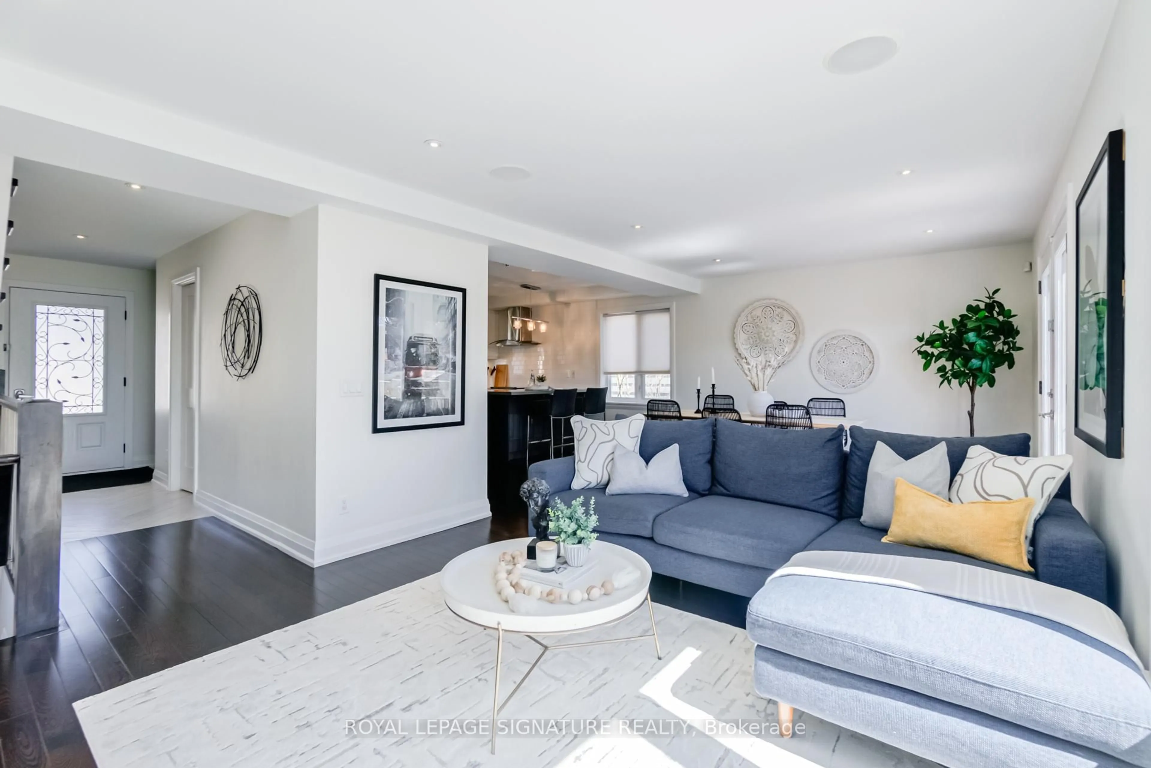 Living room with furniture, unknown for 71 Roseland Dr, Toronto Ontario M8W 1Y4