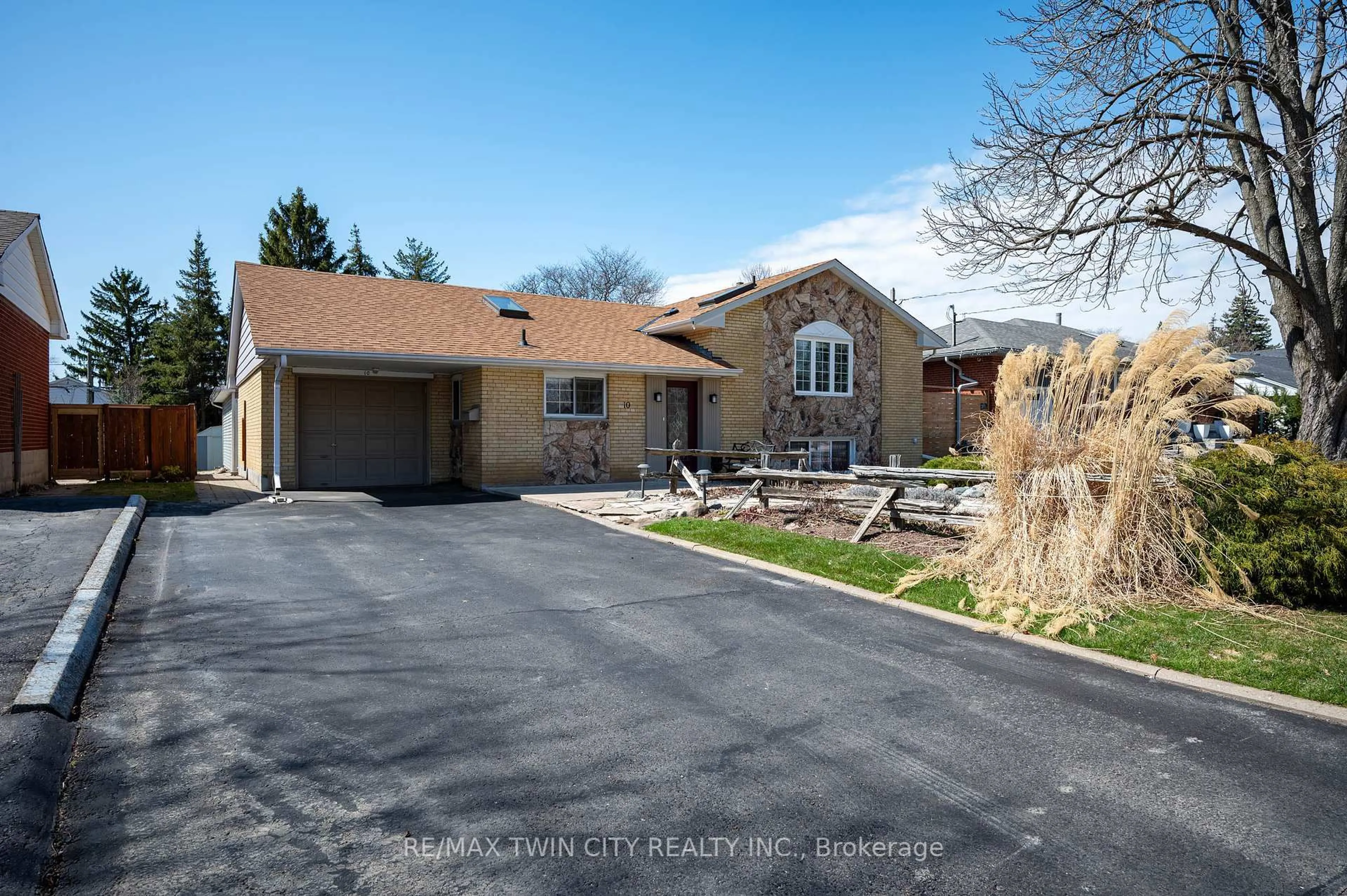 Unknown for 10 Plainsman Rd, Mississauga Ontario L5N 1C5