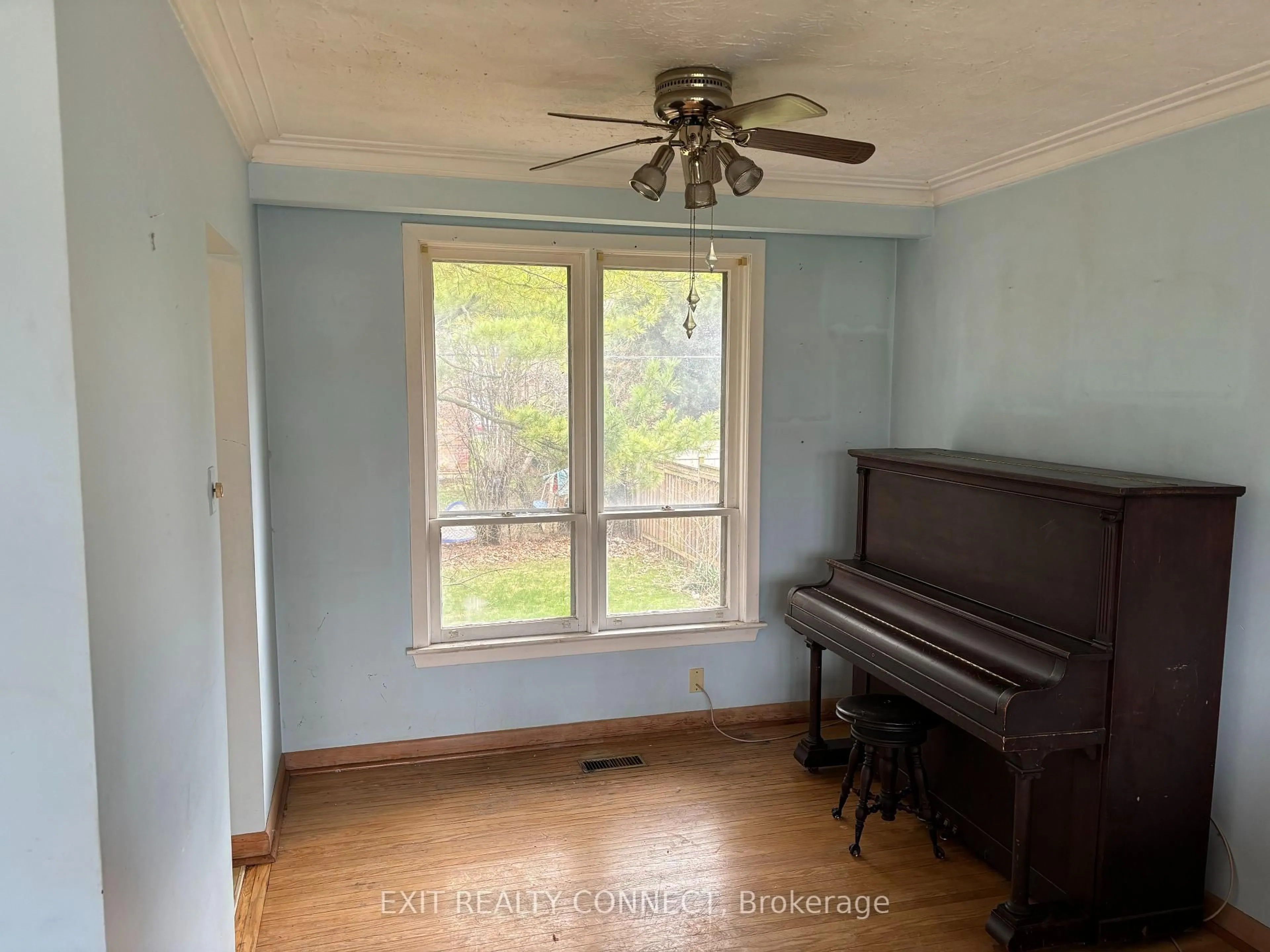 A pic of a room for 448 Third Line, Oakville Ontario L6L 4A5