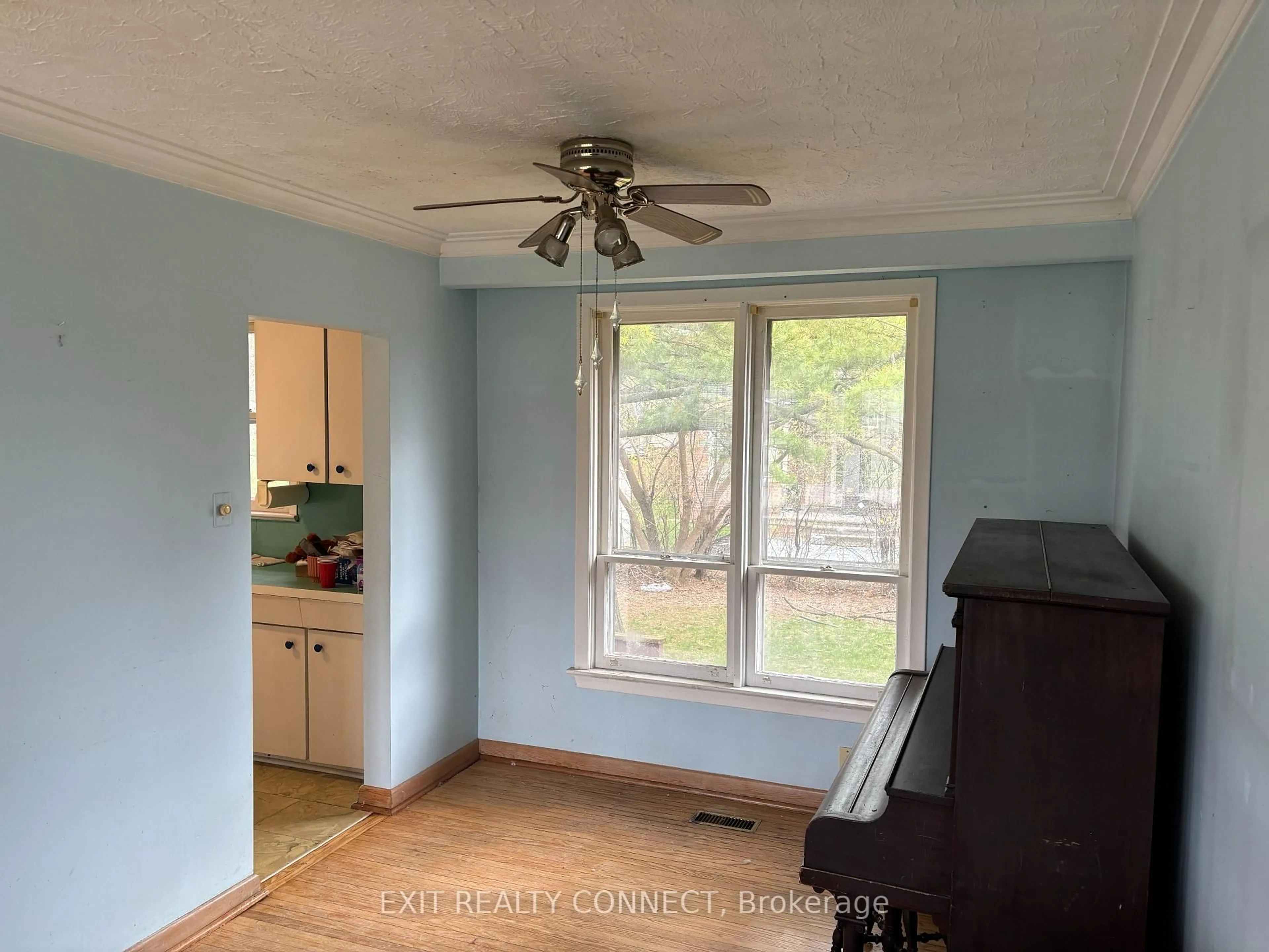 A pic of a room for 448 Third Line, Oakville Ontario L6L 4A5