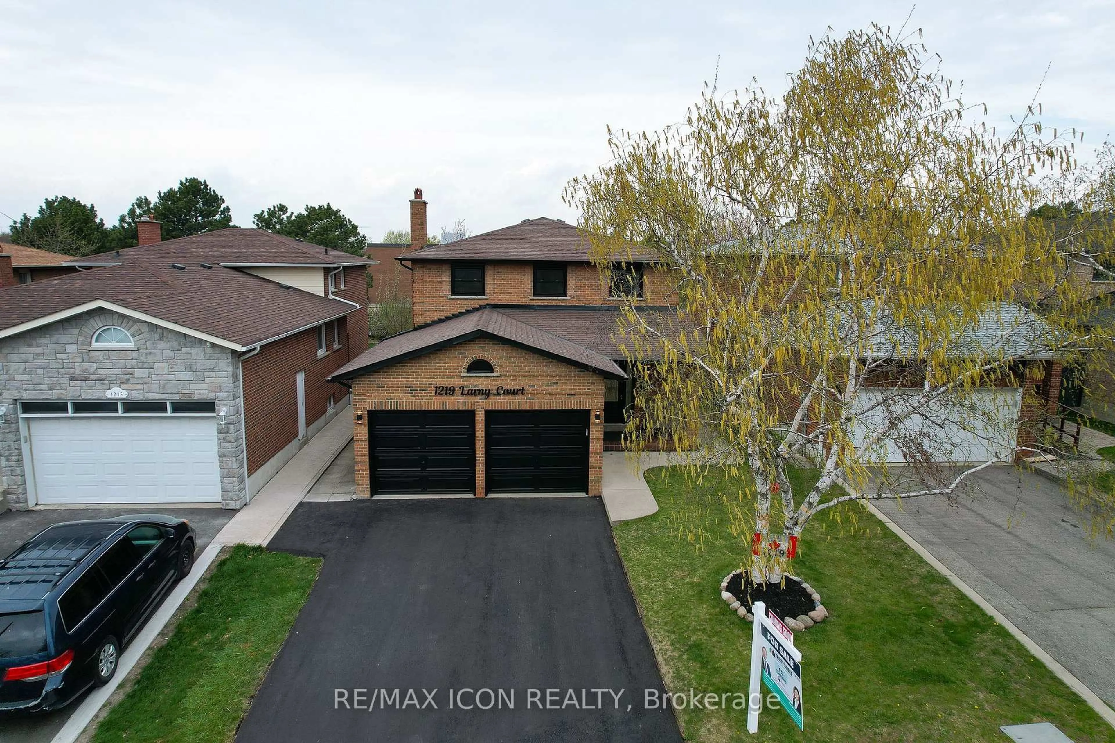 A pic from outside/outdoor area/front of a property/back of a property/a pic from drone, street for 1219 Larny Crt, Mississauga Ontario L4W 3N4