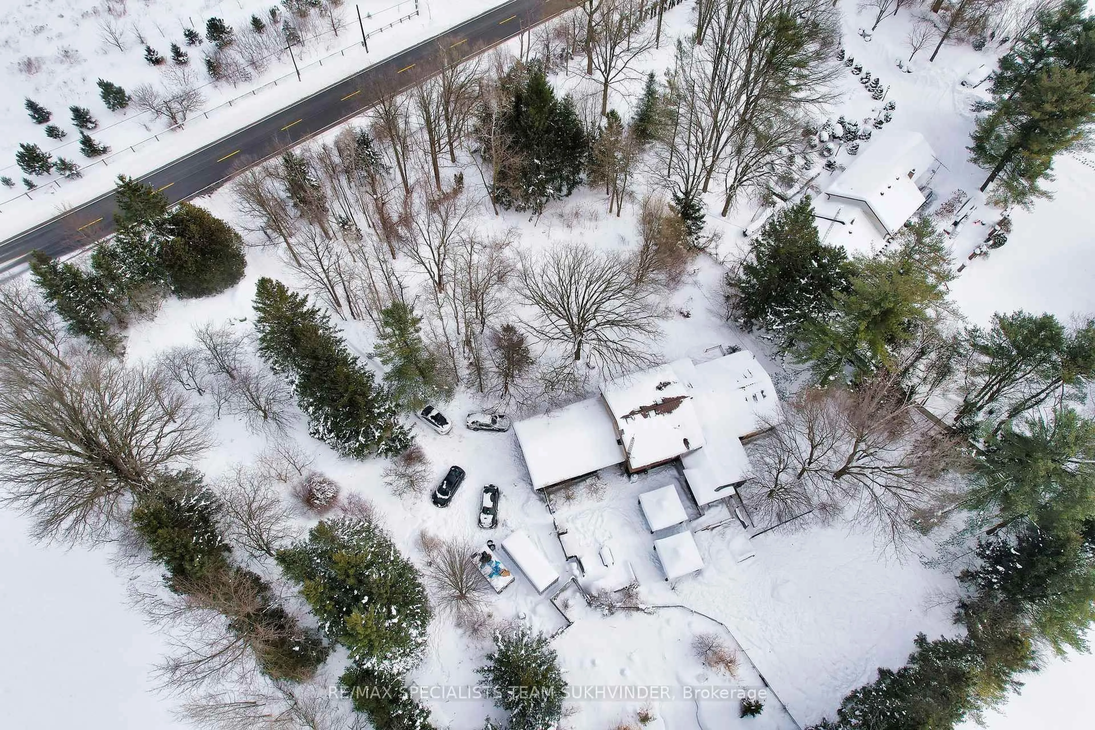 A pic from outside/outdoor area/front of a property/back of a property/a pic from drone, street for 6660 Appleby Line, Burlington Ontario L7M 0P7