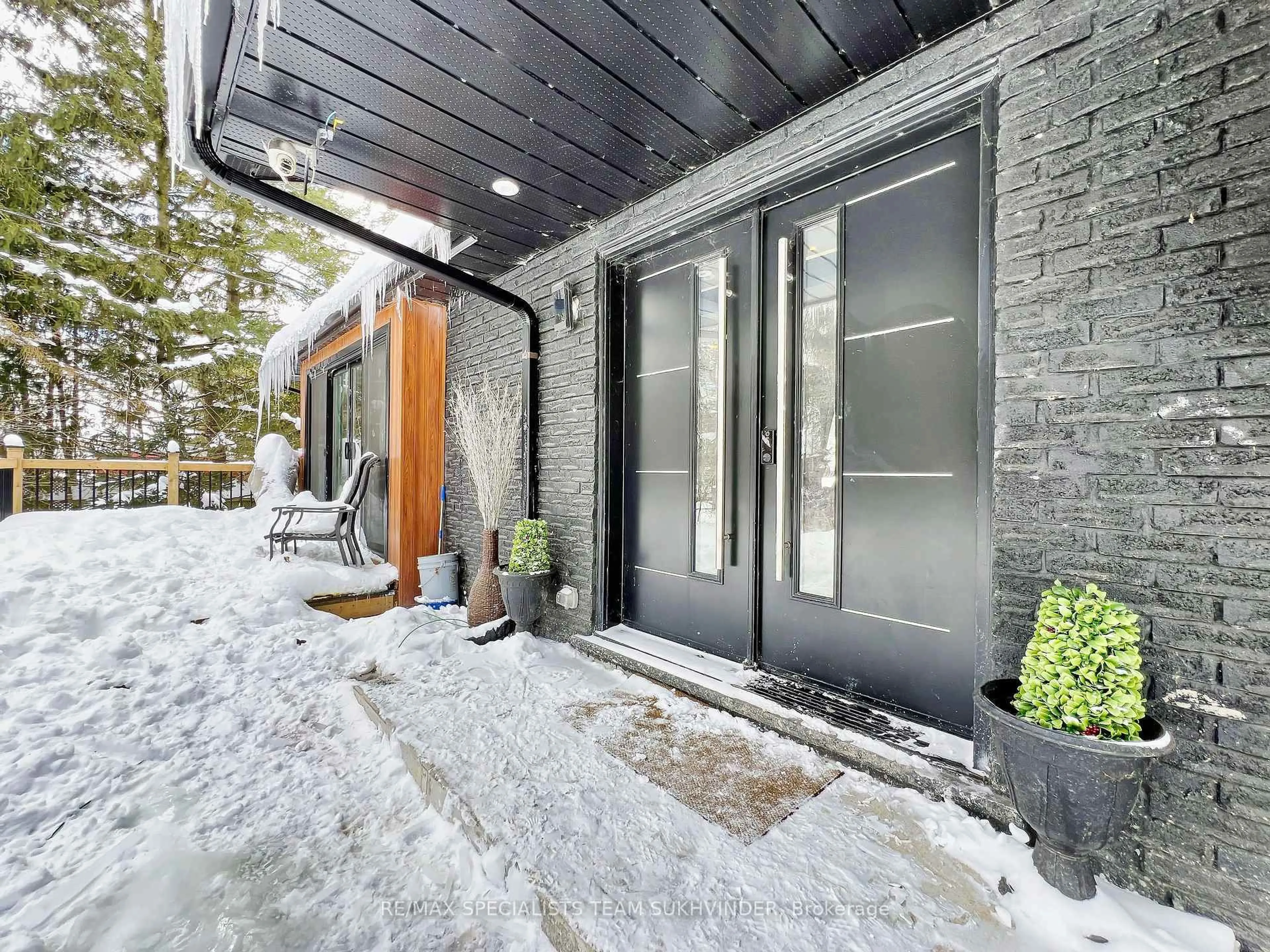 Indoor entryway for 6660 Appleby Line, Burlington Ontario L7M 0P7