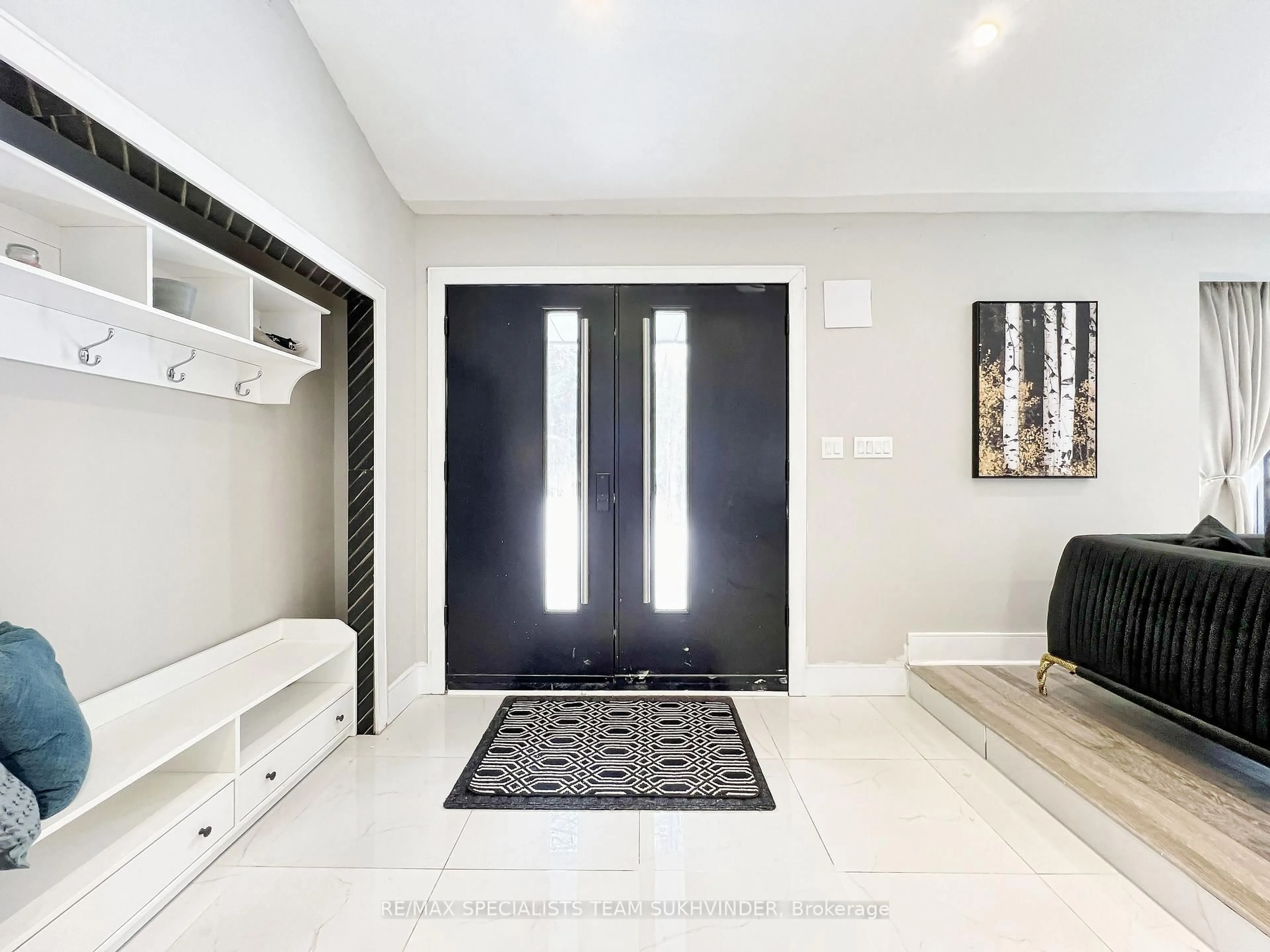 Indoor entryway for 6660 Appleby Line, Burlington Ontario L7M 0P7