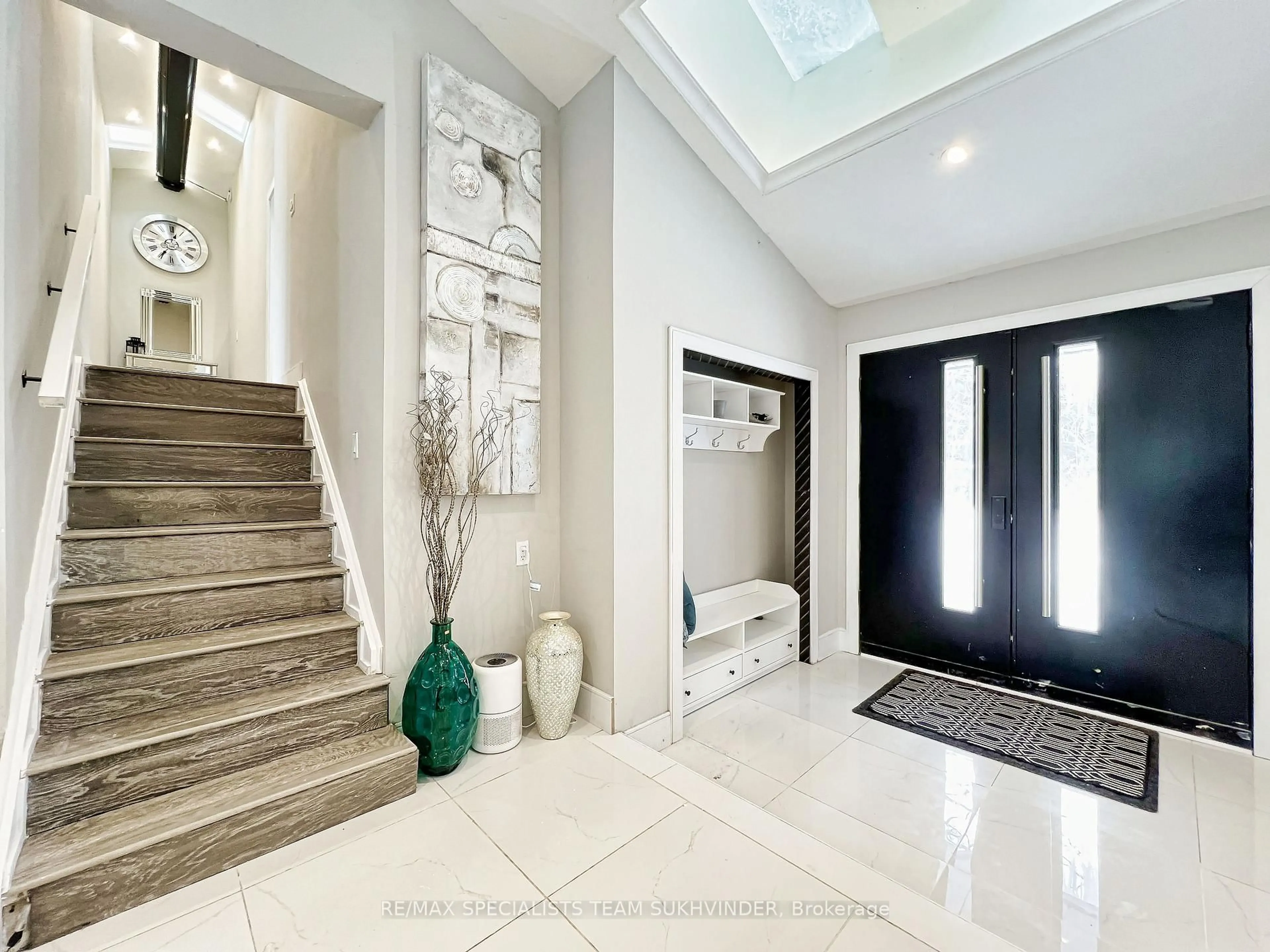 Indoor entryway for 6660 Appleby Line, Burlington Ontario L7M 0P7