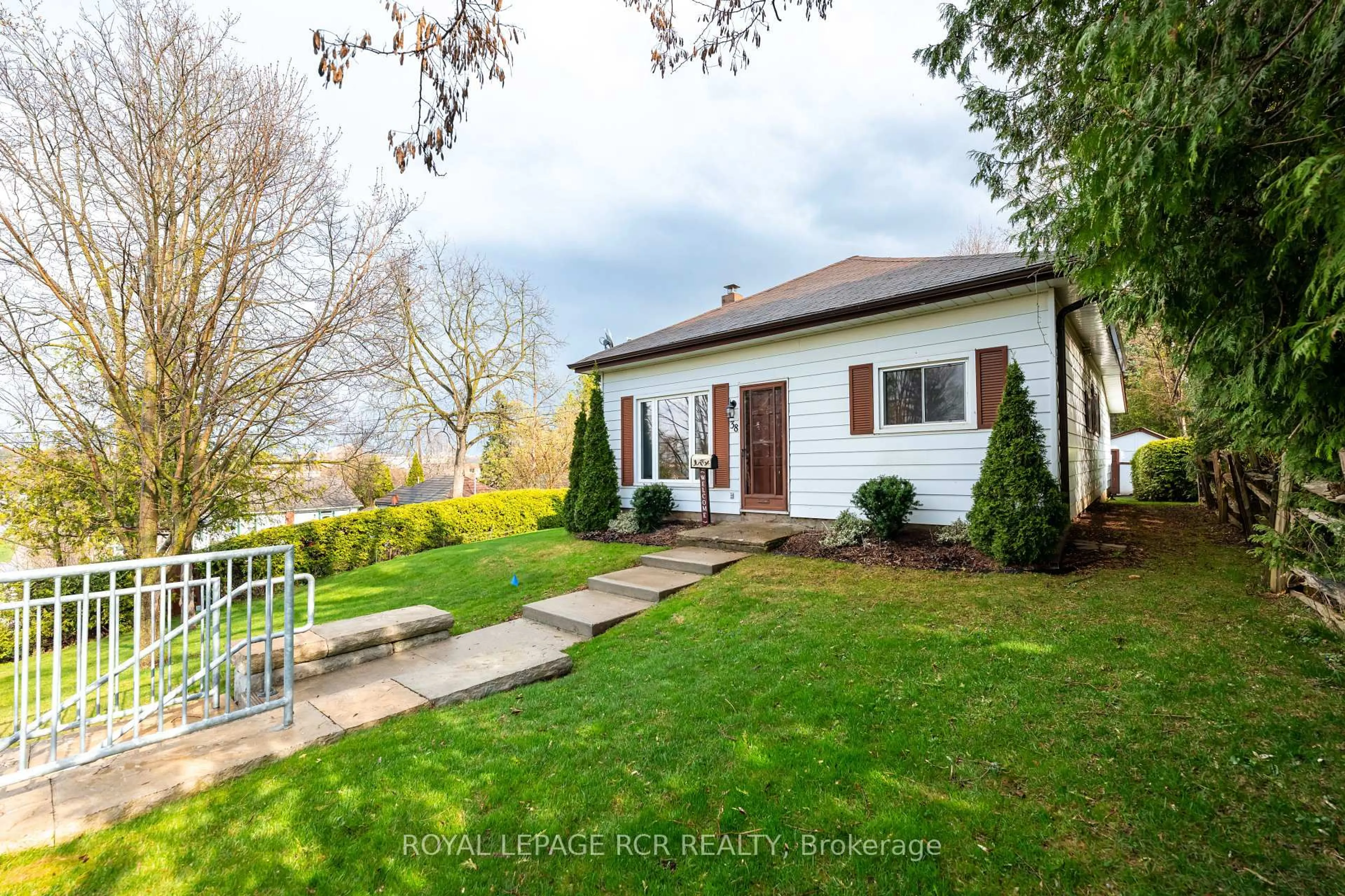 A pic from outside/outdoor area/front of a property/back of a property/a pic from drone, street for 38 Second Ave, Orangeville Ontario L9W 1H6