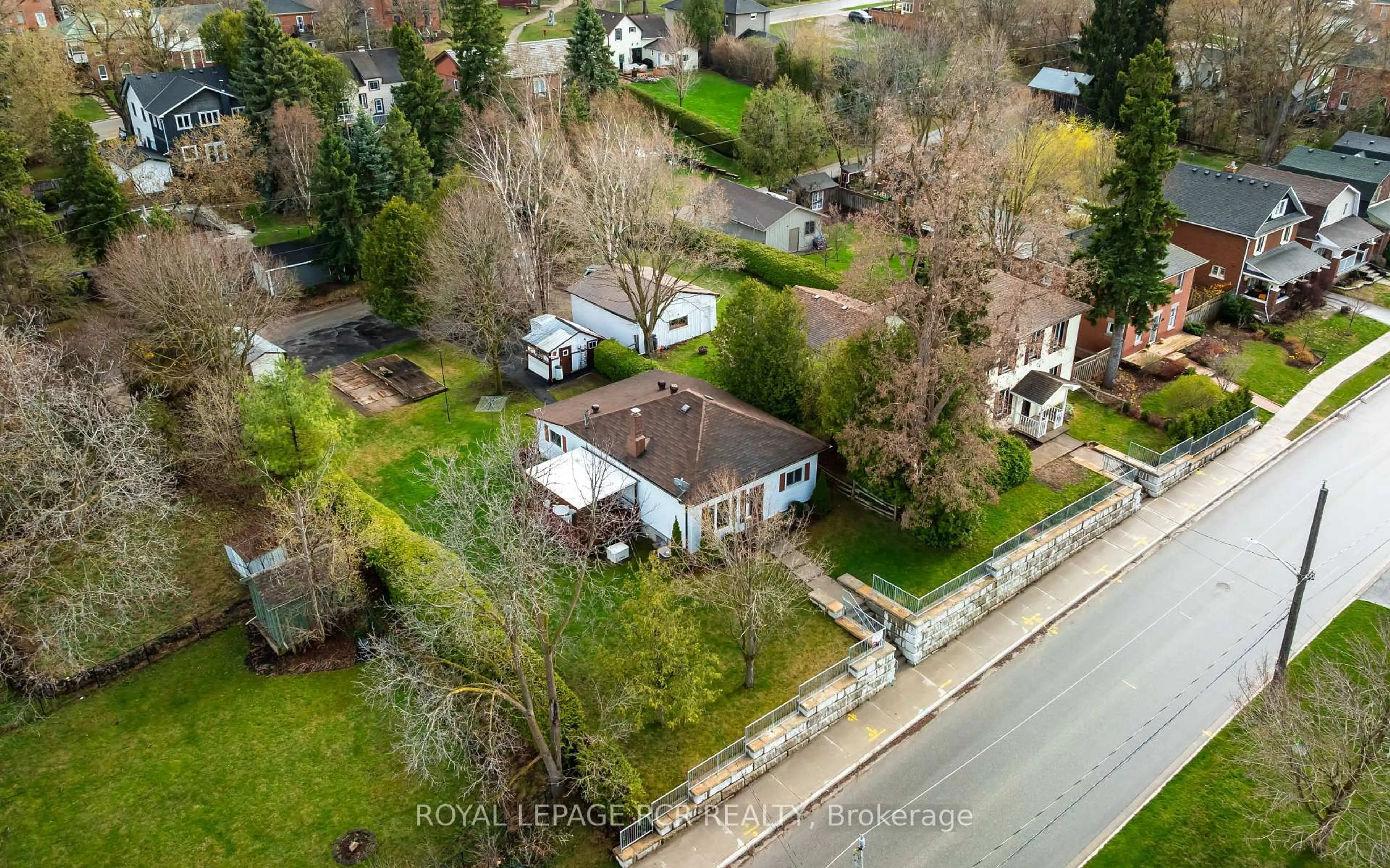 A pic from outside/outdoor area/front of a property/back of a property/a pic from drone, street for 38 Second Ave, Orangeville Ontario L9W 1H6