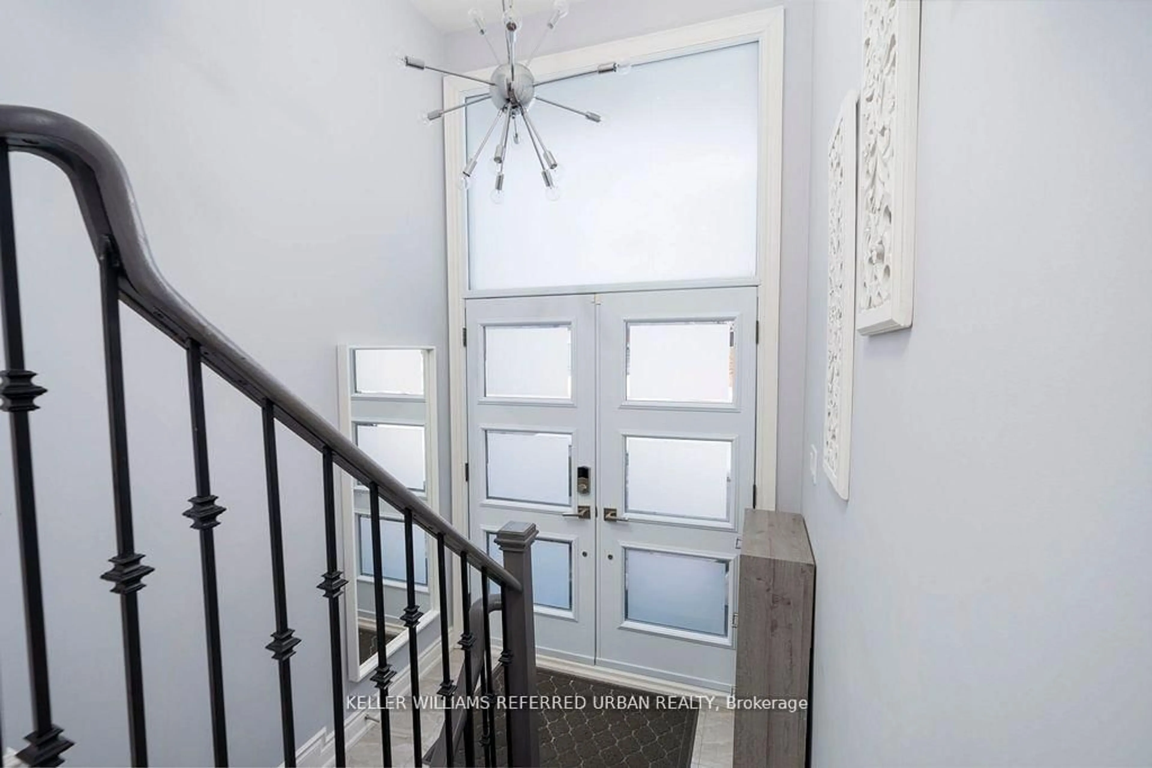 Indoor entryway for 1 Rowse Cres, Toronto Ontario M9P 3L4