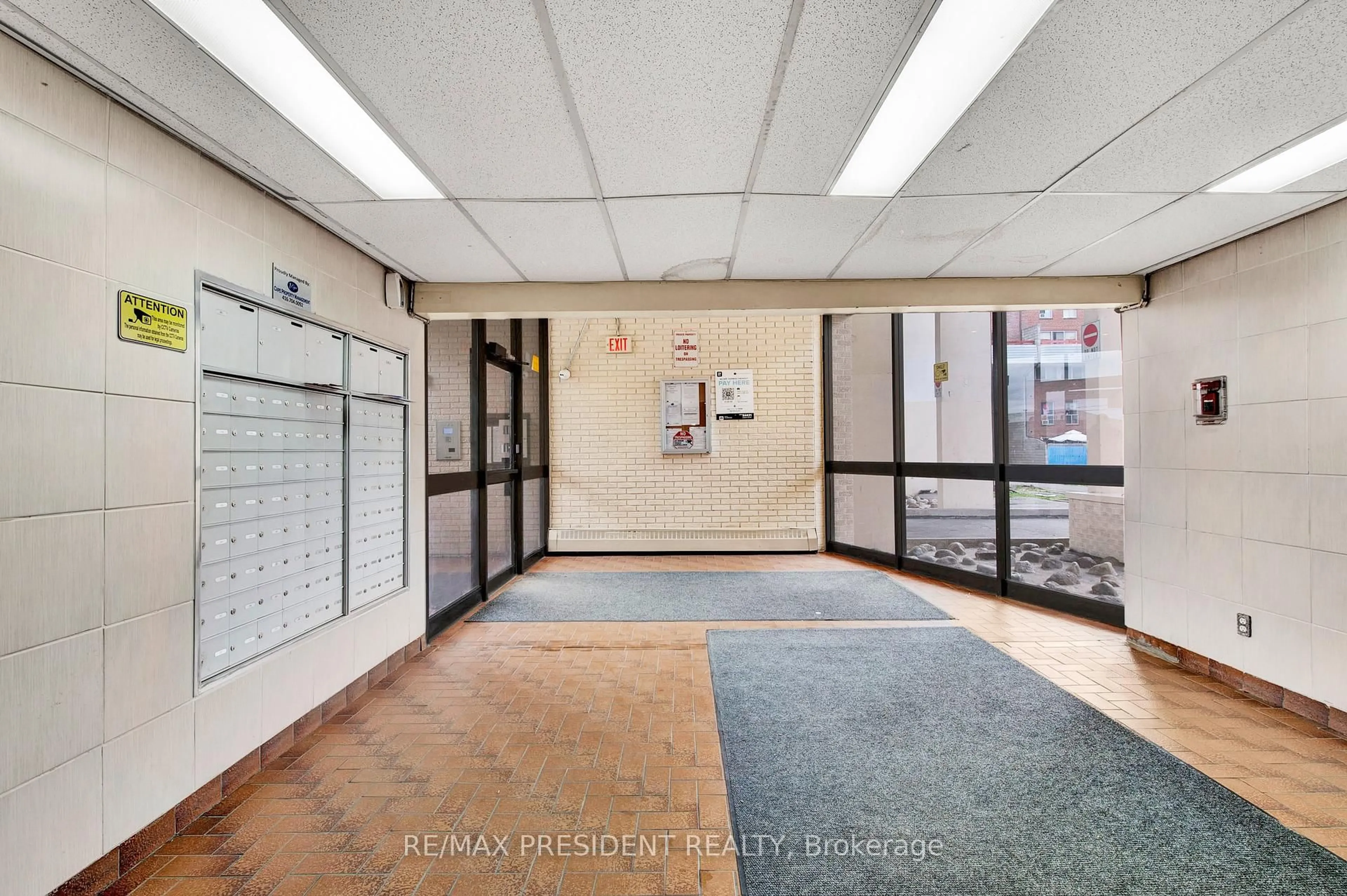 Indoor foyer for 10 Eddystone Ave #157, Toronto Ontario M3N 2T2