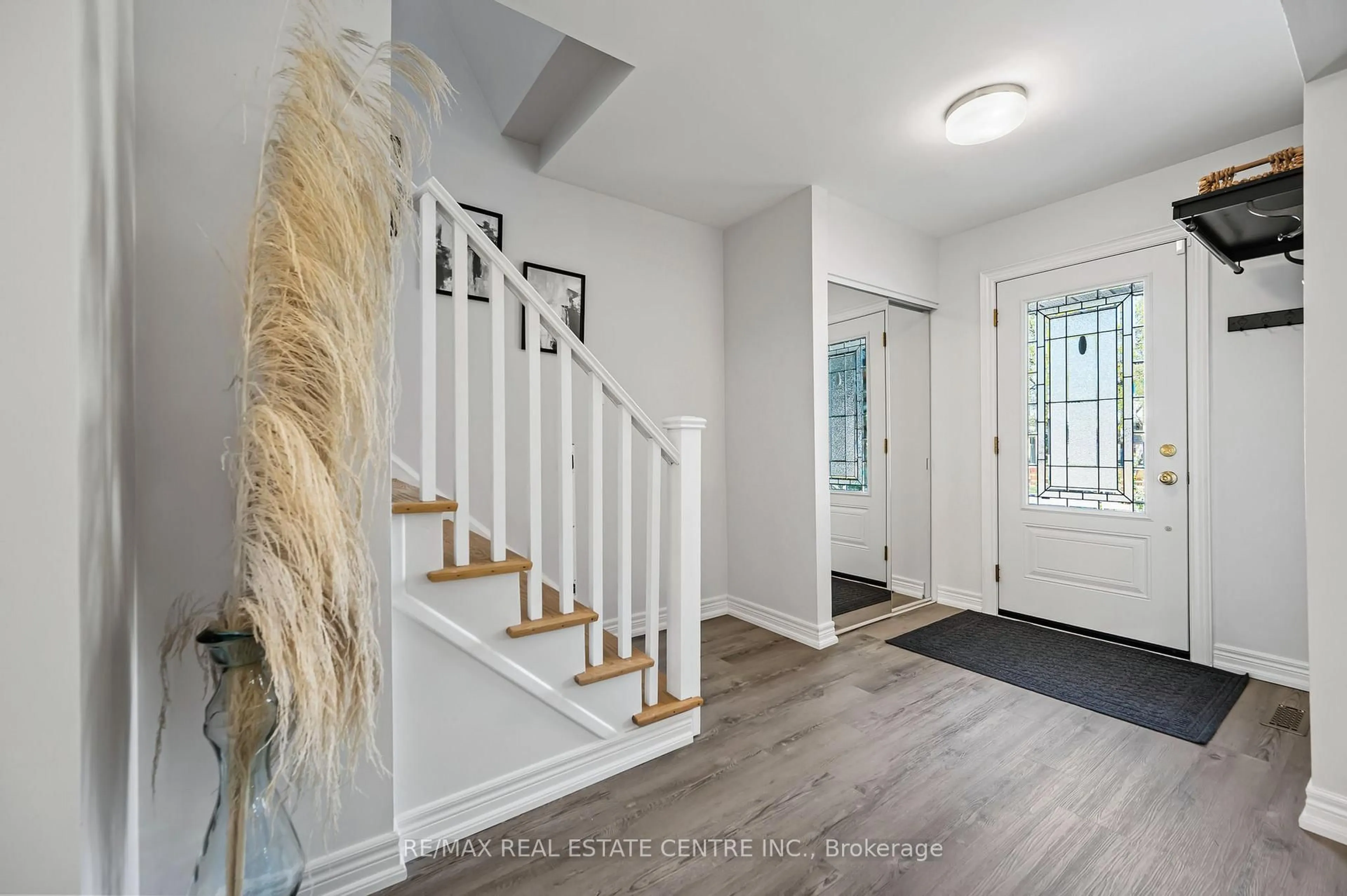 Indoor entryway for 148 Mccraney St, Oakville Ontario L6H 1H6