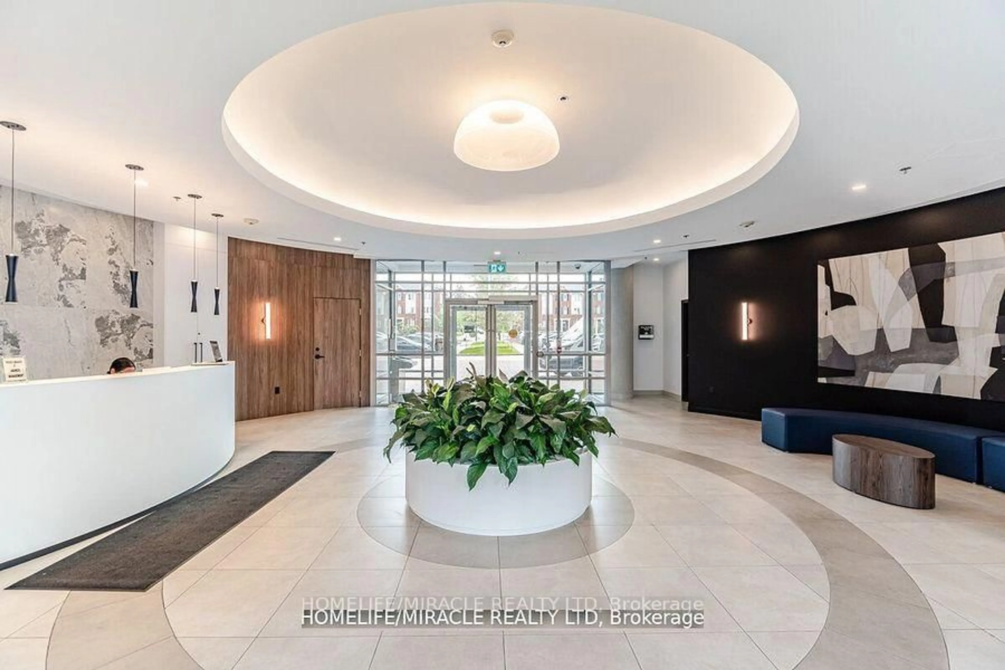 Indoor foyer for 215 Queen St #709, Brampton Ontario L7A 0C4