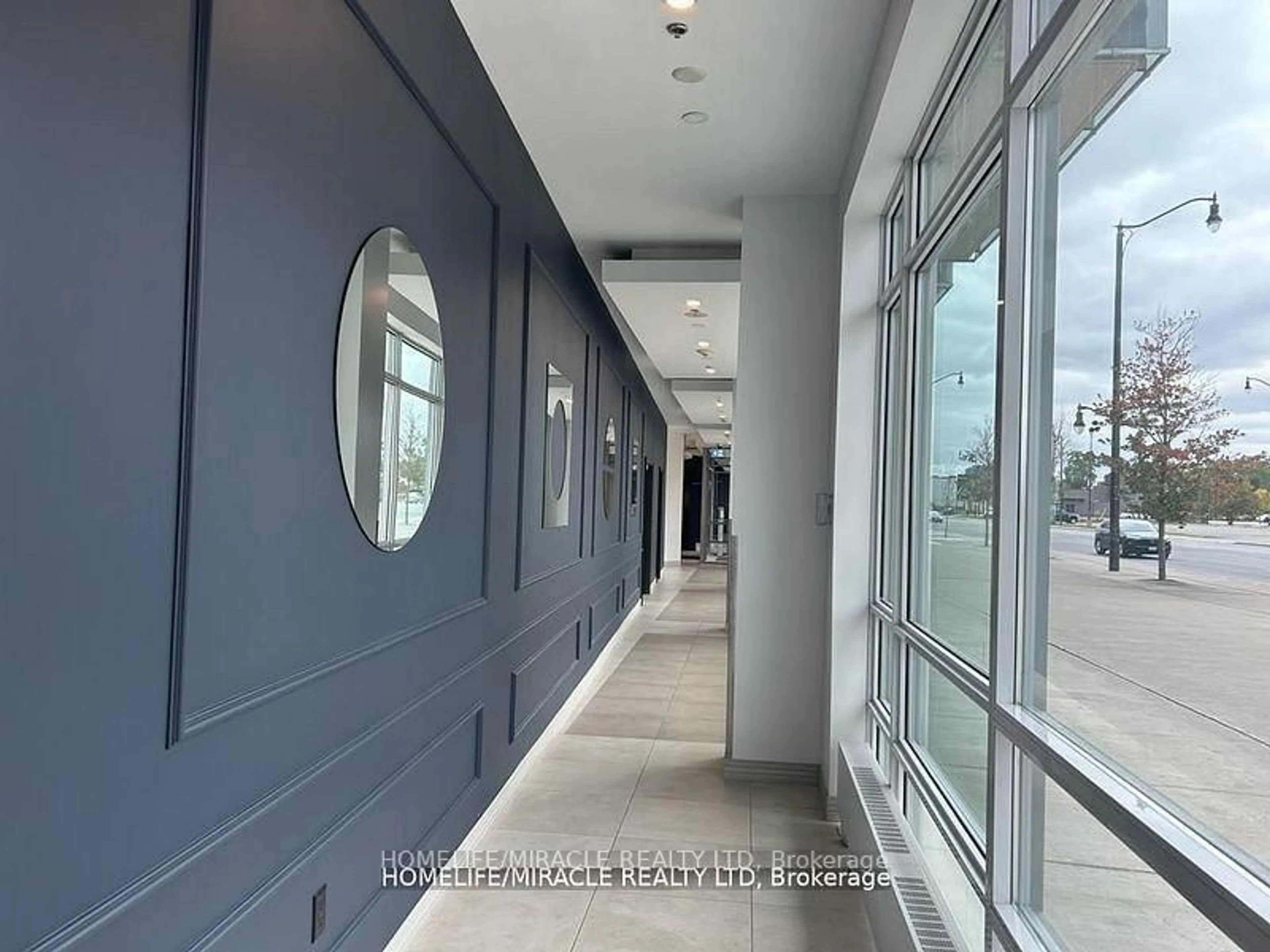 Indoor foyer for 215 Queen St #709, Brampton Ontario L7A 0C4