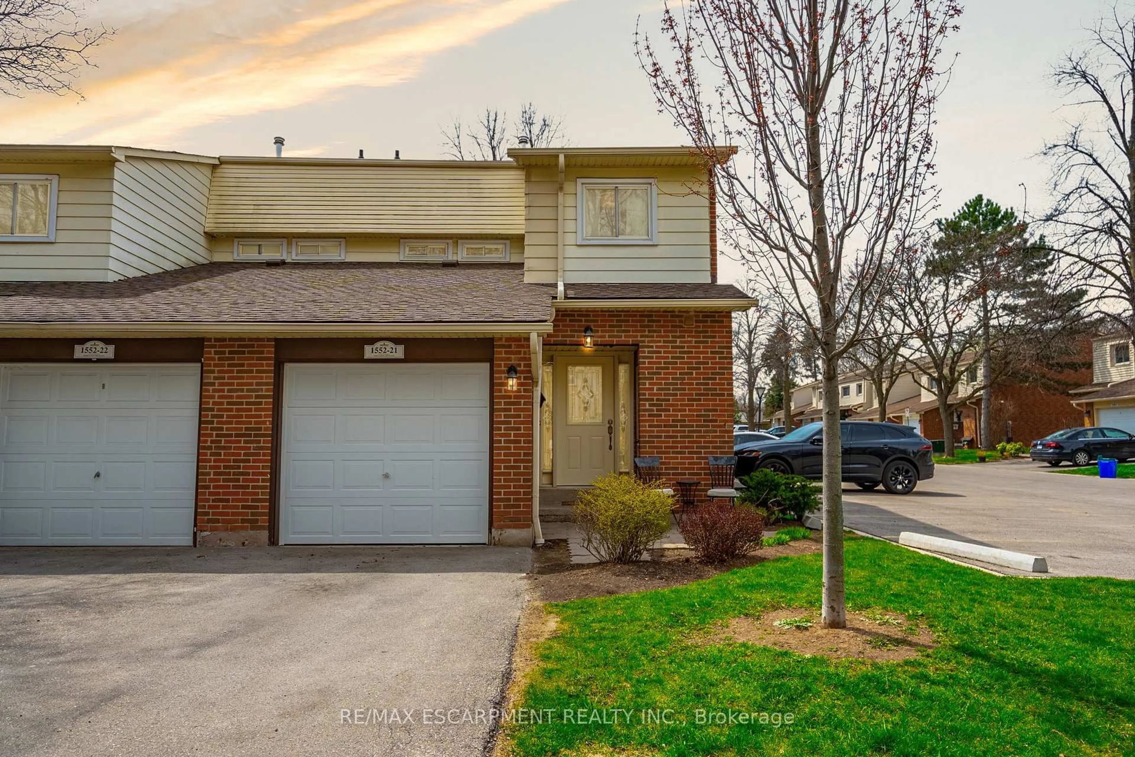 Home with brick exterior material, street for 1552 Newlands Cres #21, Burlington Ontario L7M 1V6
