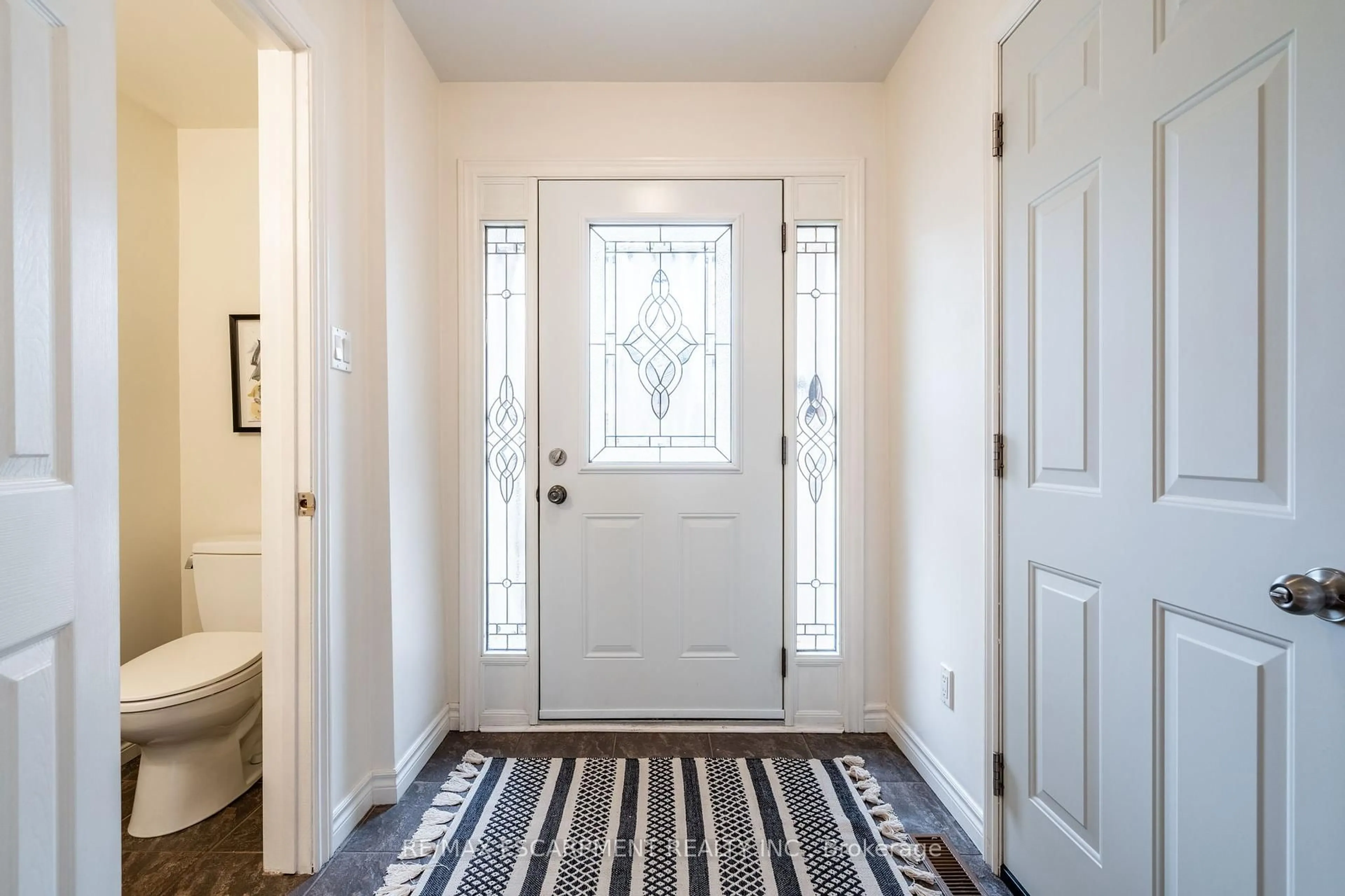 Indoor entryway for 1552 Newlands Cres #21, Burlington Ontario L7M 1V6